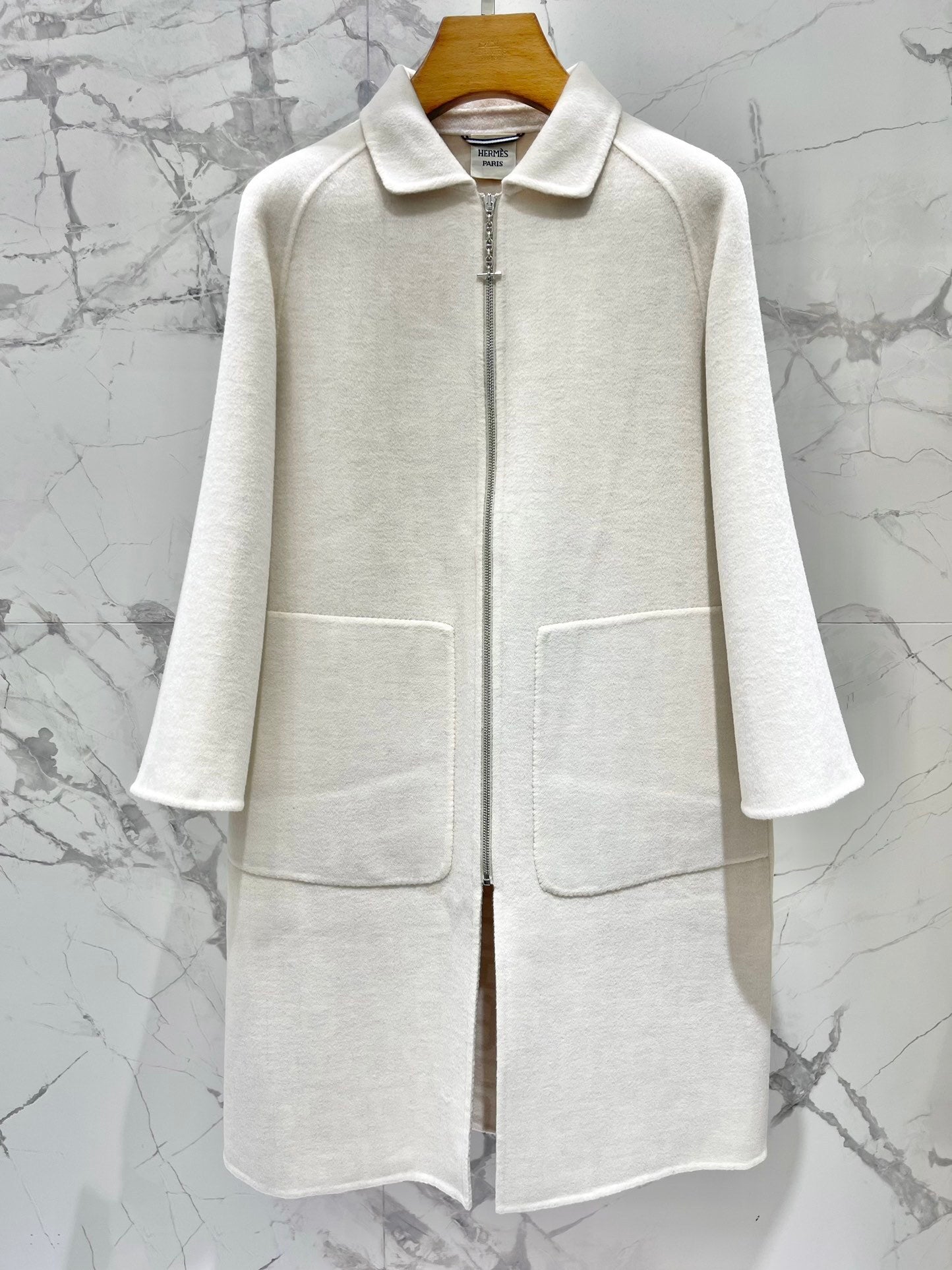 MINIMAL WOOL-BLEND ZIP COAT WITH CLEAN SILHOUETTE