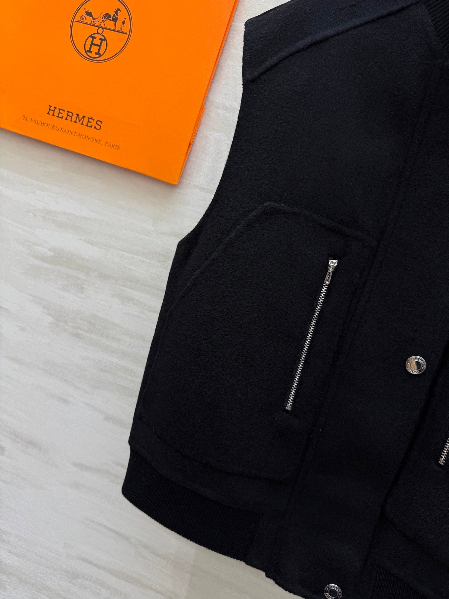 BLACK PADDED ZIP-DETAIL UTILITY VEST