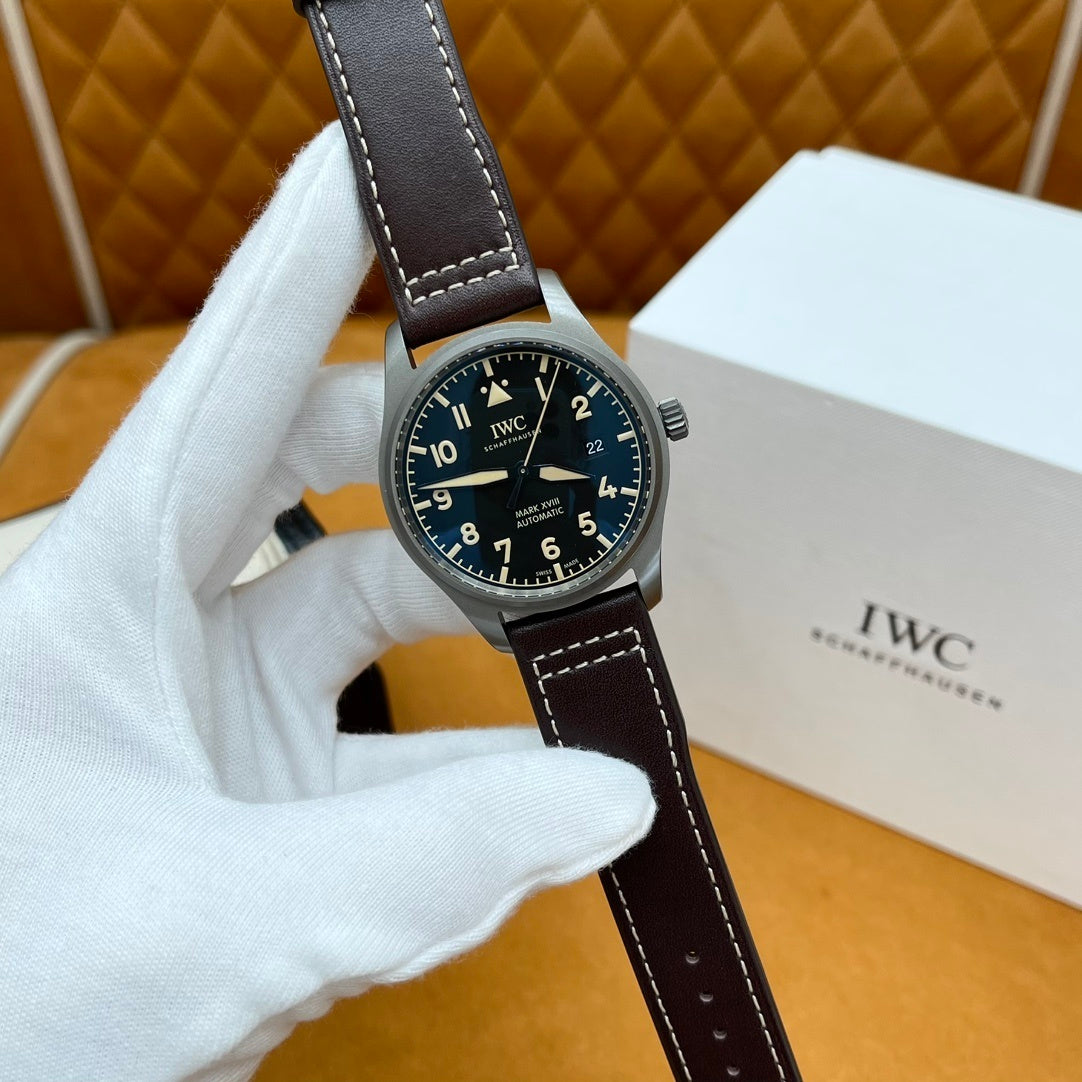 CLASSIC AVIATOR STYLE LEATHER WATCH