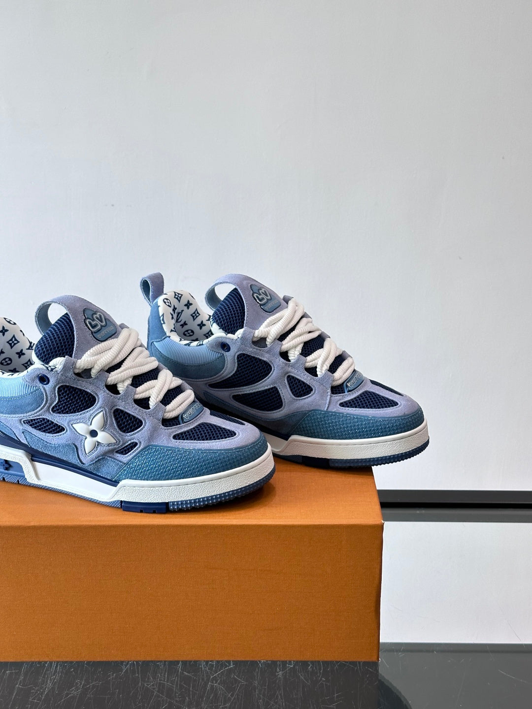 BLAU-GRAUE NIEDRIGE SNEAKER MIT MESH-EINSÄTZEN