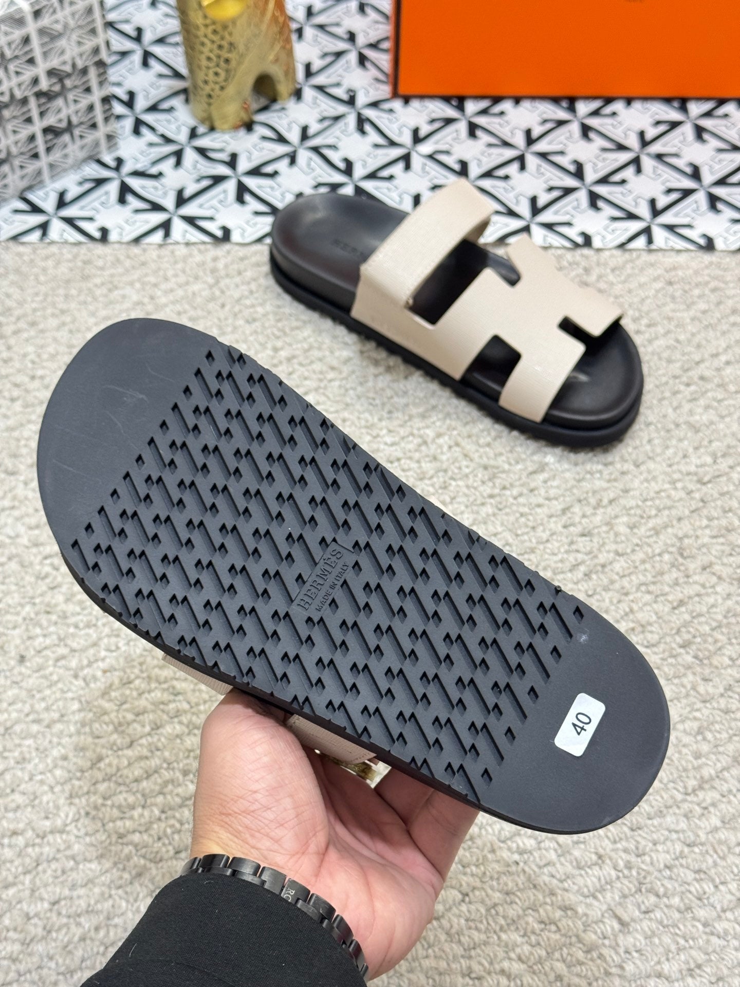 DUAL-TONE LEATHER SLIDE SANDALS