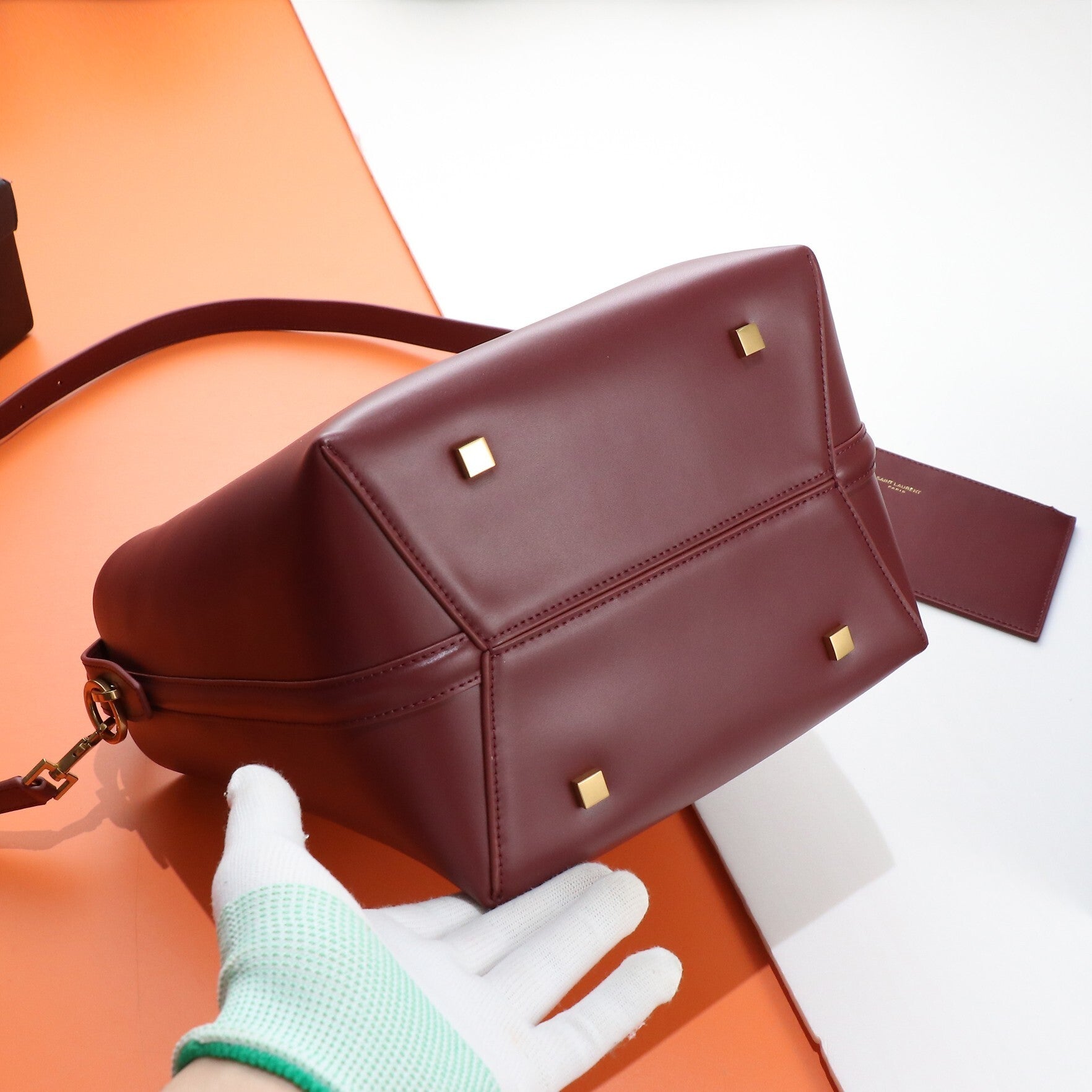 SMOOTH LEATHER BUCKET BAG