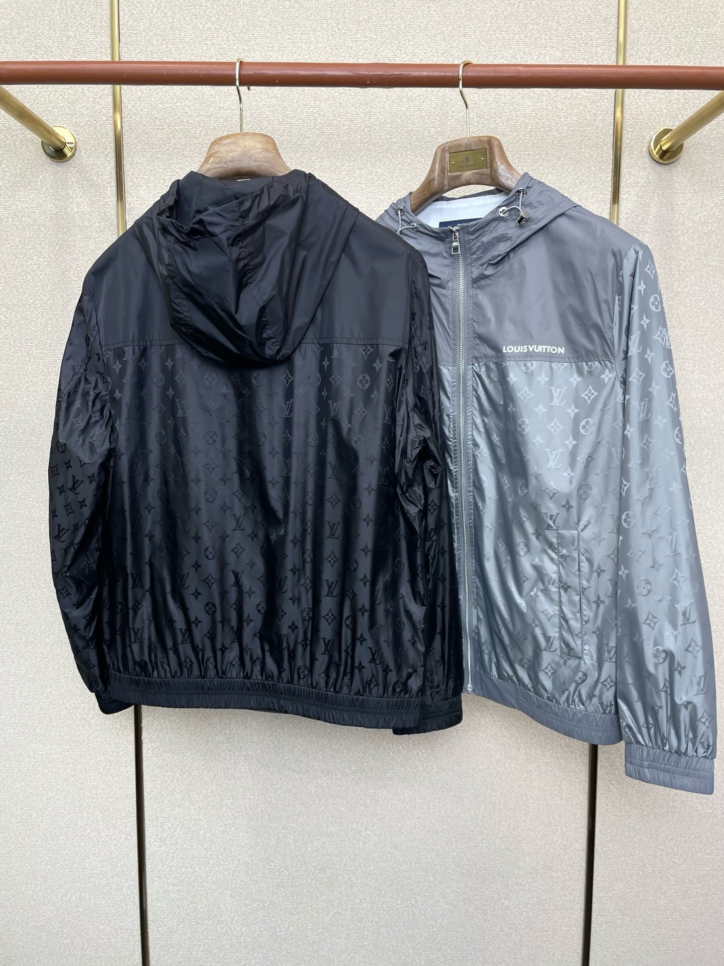 LIGHTWEIGHT HOODED WIND JACKET WITH TONAL PATTERN FINISH