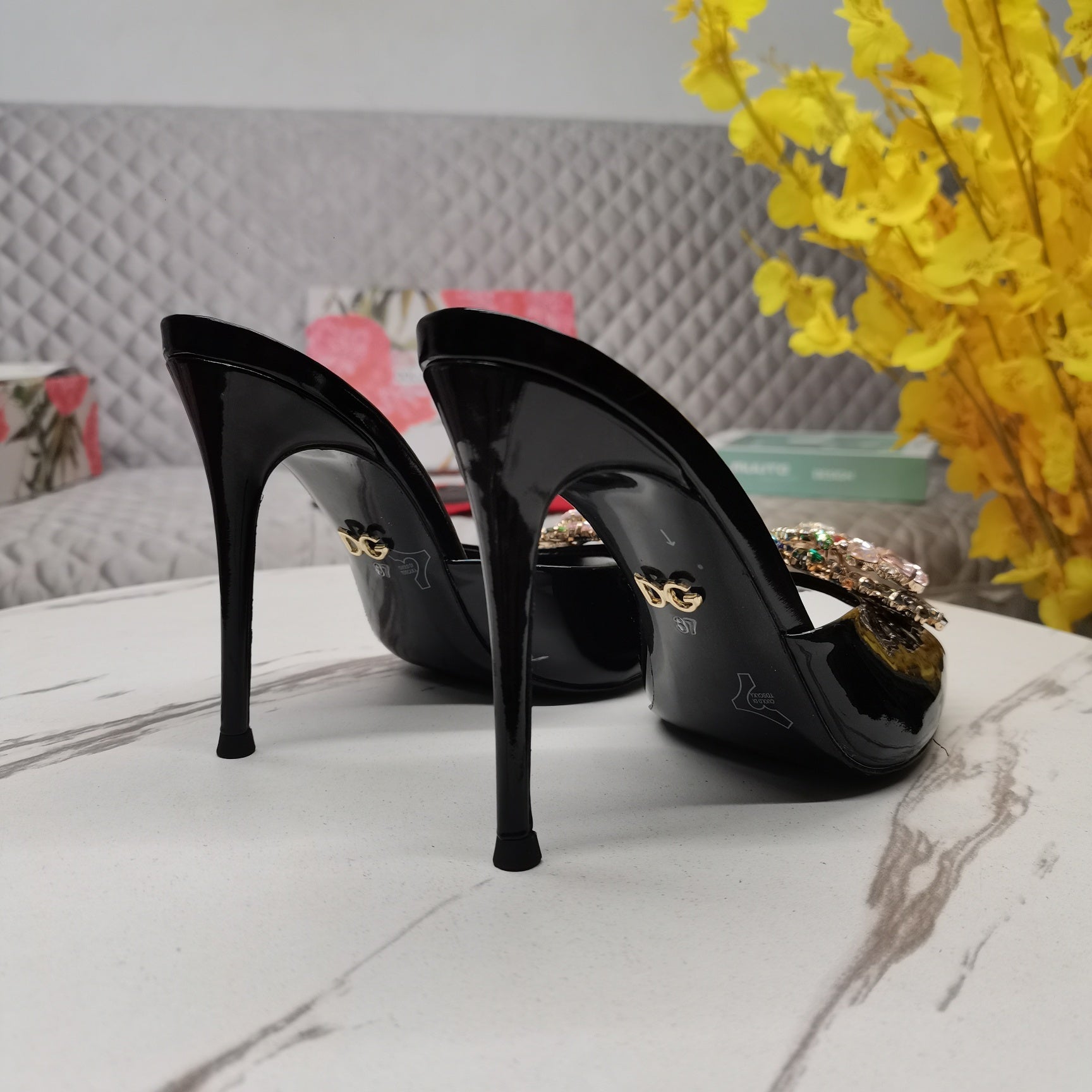 BLACK GLOSSY MULE HEEL SANDALS WITH MULTICOLOR CRYSTAL EMBELLISHMENT