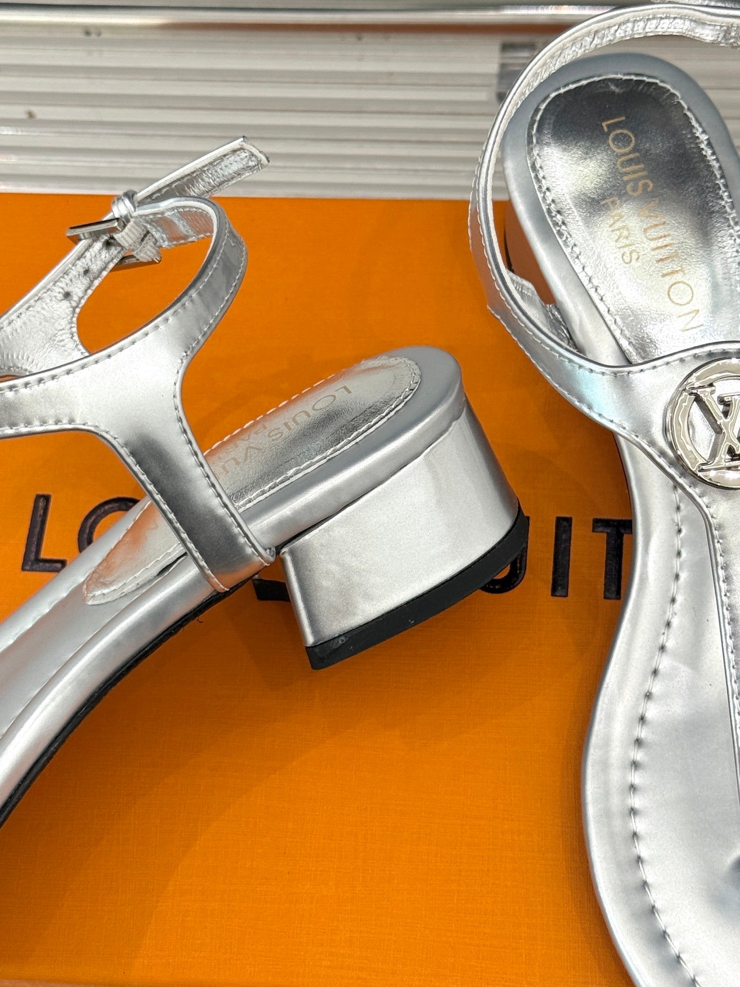 METALLIC T-STRAP MEDALLION SANDALS – SILVER