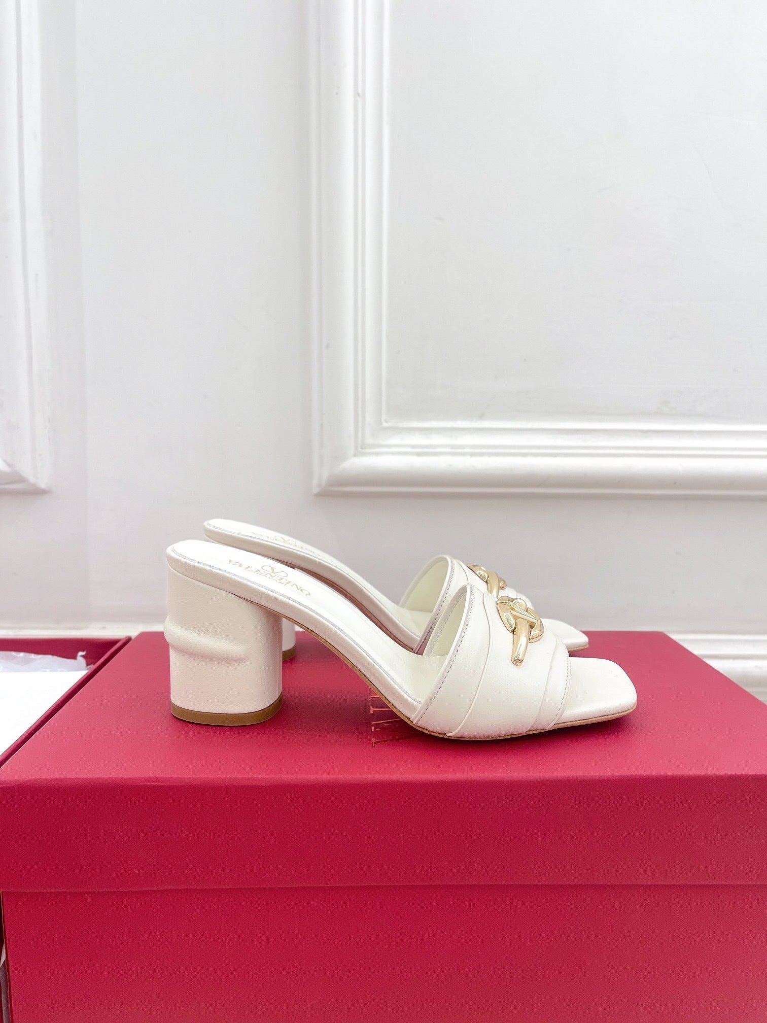 MID-HEEL SLIDE SANDALS – IVORY WITH GOLD-TONE HARDWARE