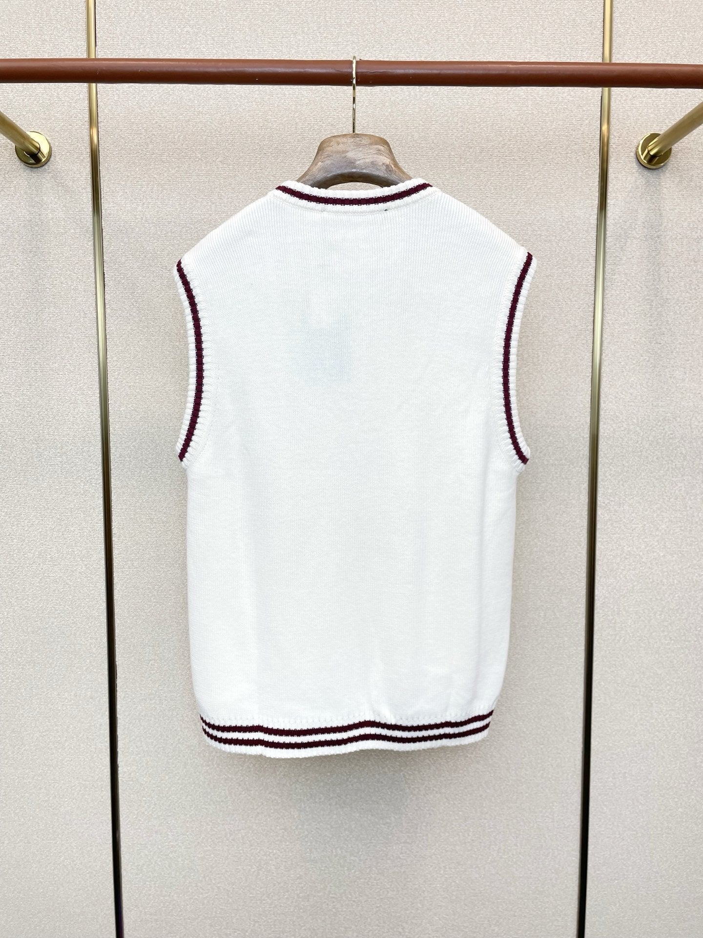 Strickweste mit V-Ausschnitt und gesticktem Wappen