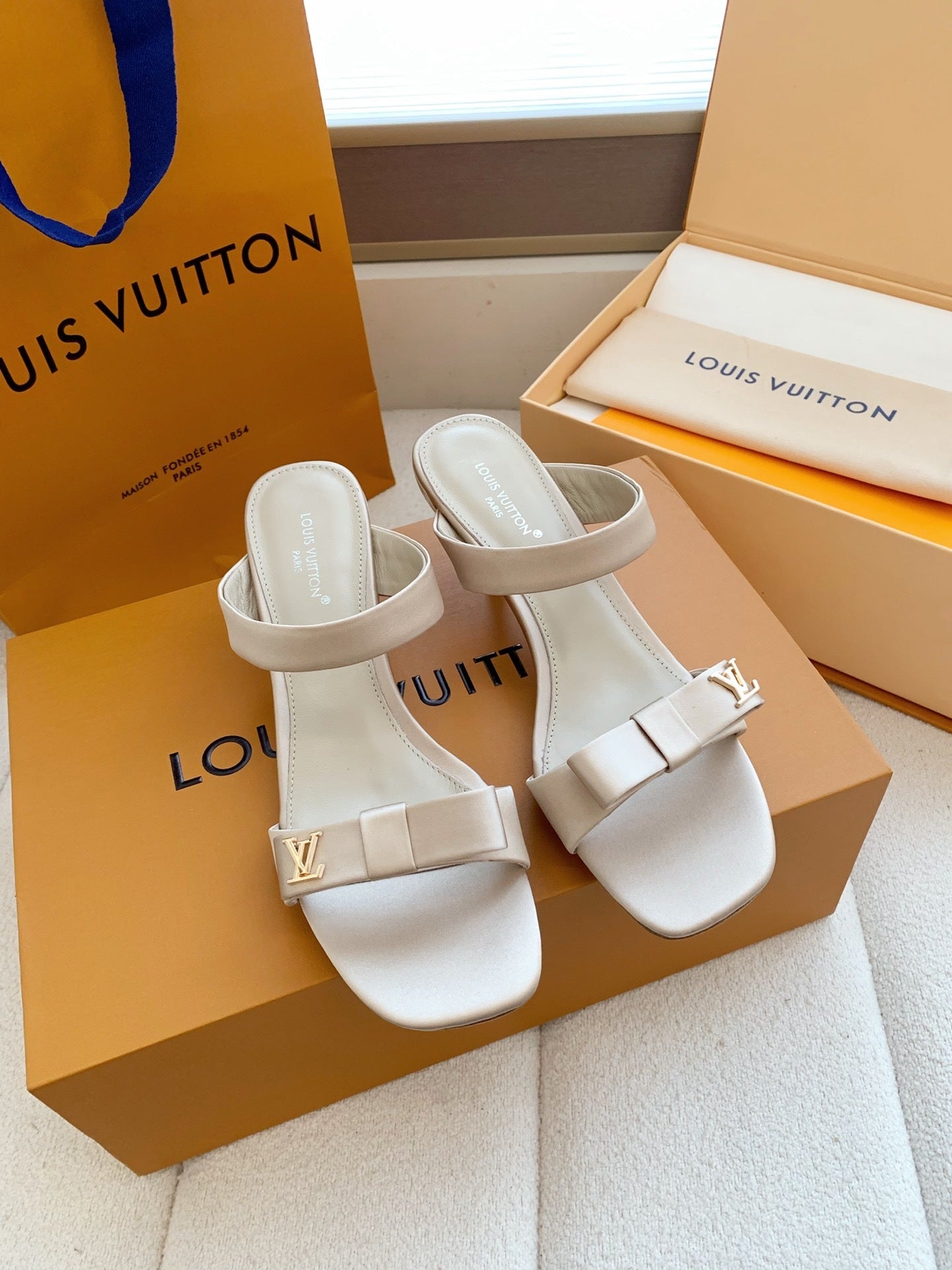 BEIGE BOW DETAIL SLIDE HEEL SANDALS