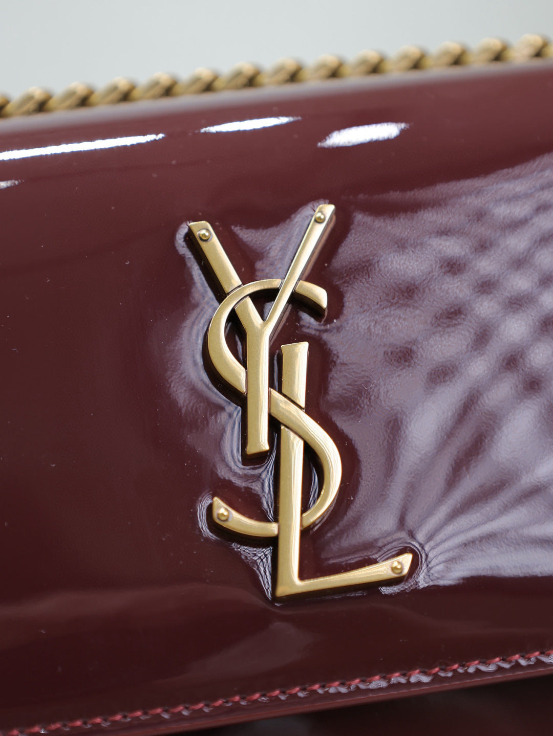 PATENT CHAIN SHOULDER BAG