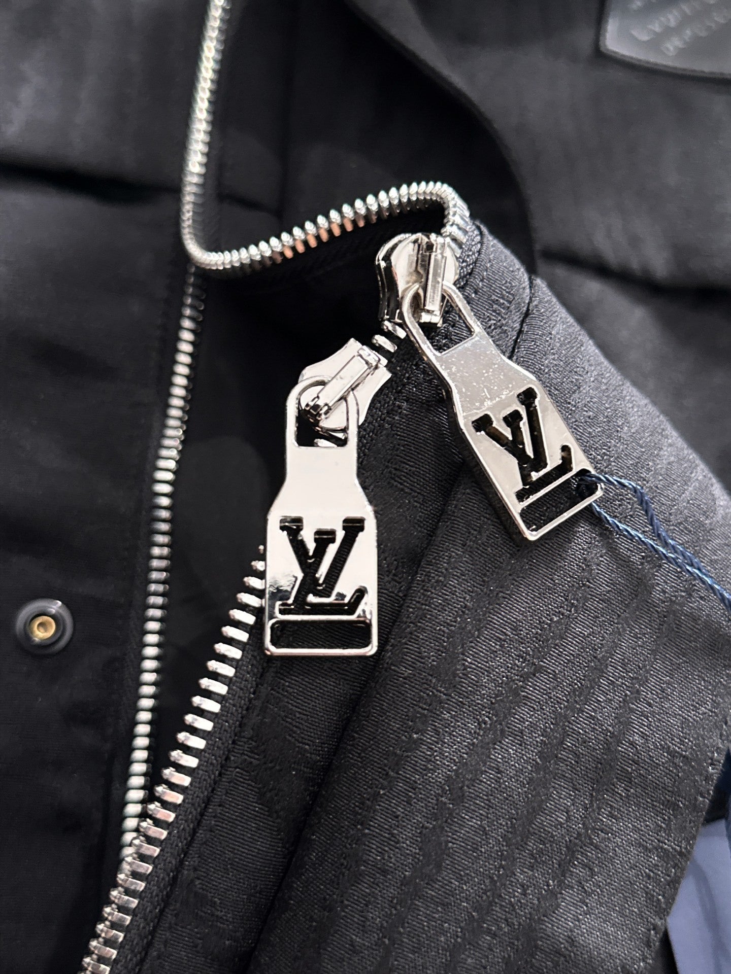 TEXTURED BLACK HOODED JACKET