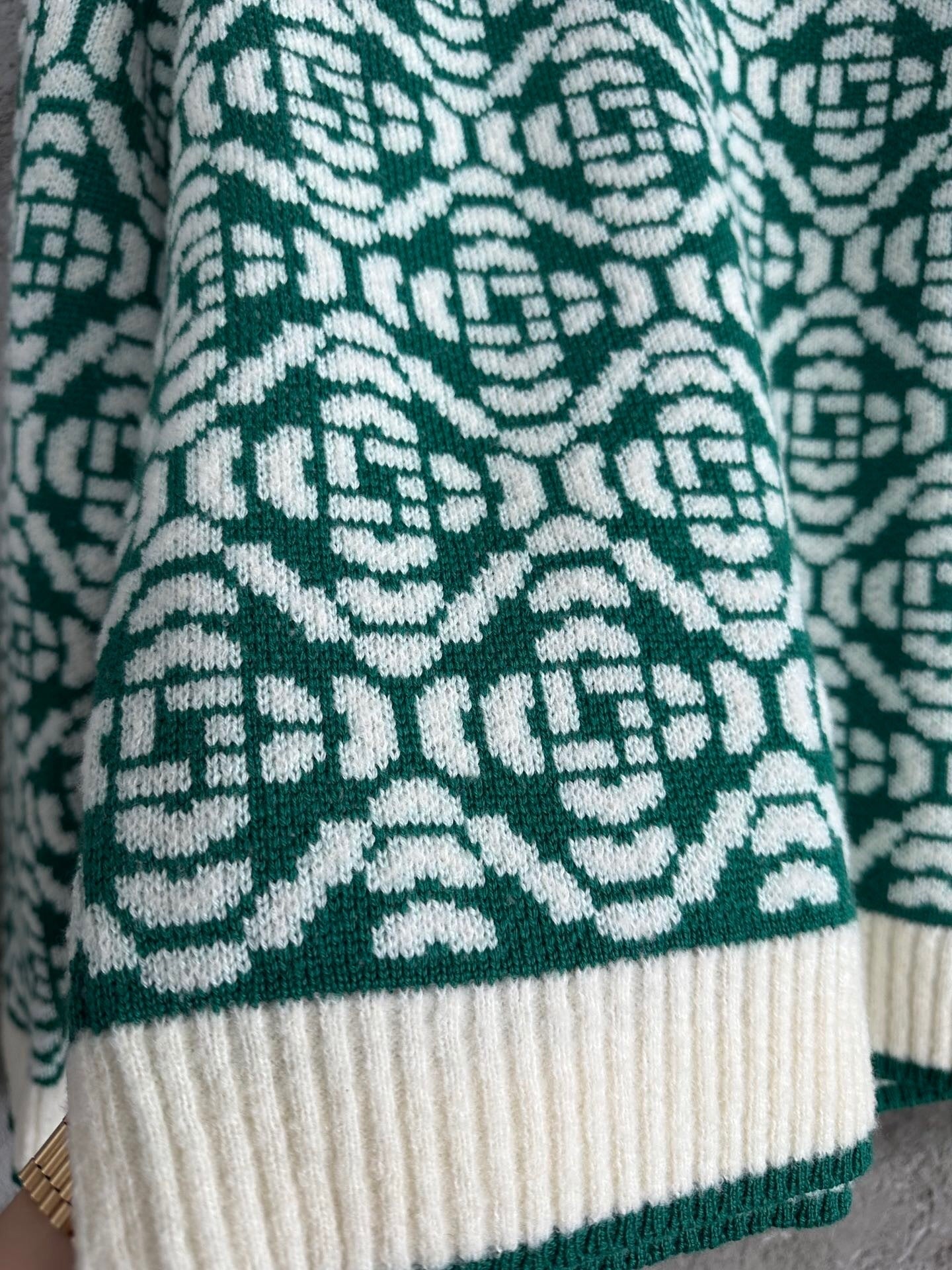 GEOMETRIC PATTERN KNIT SWEATER