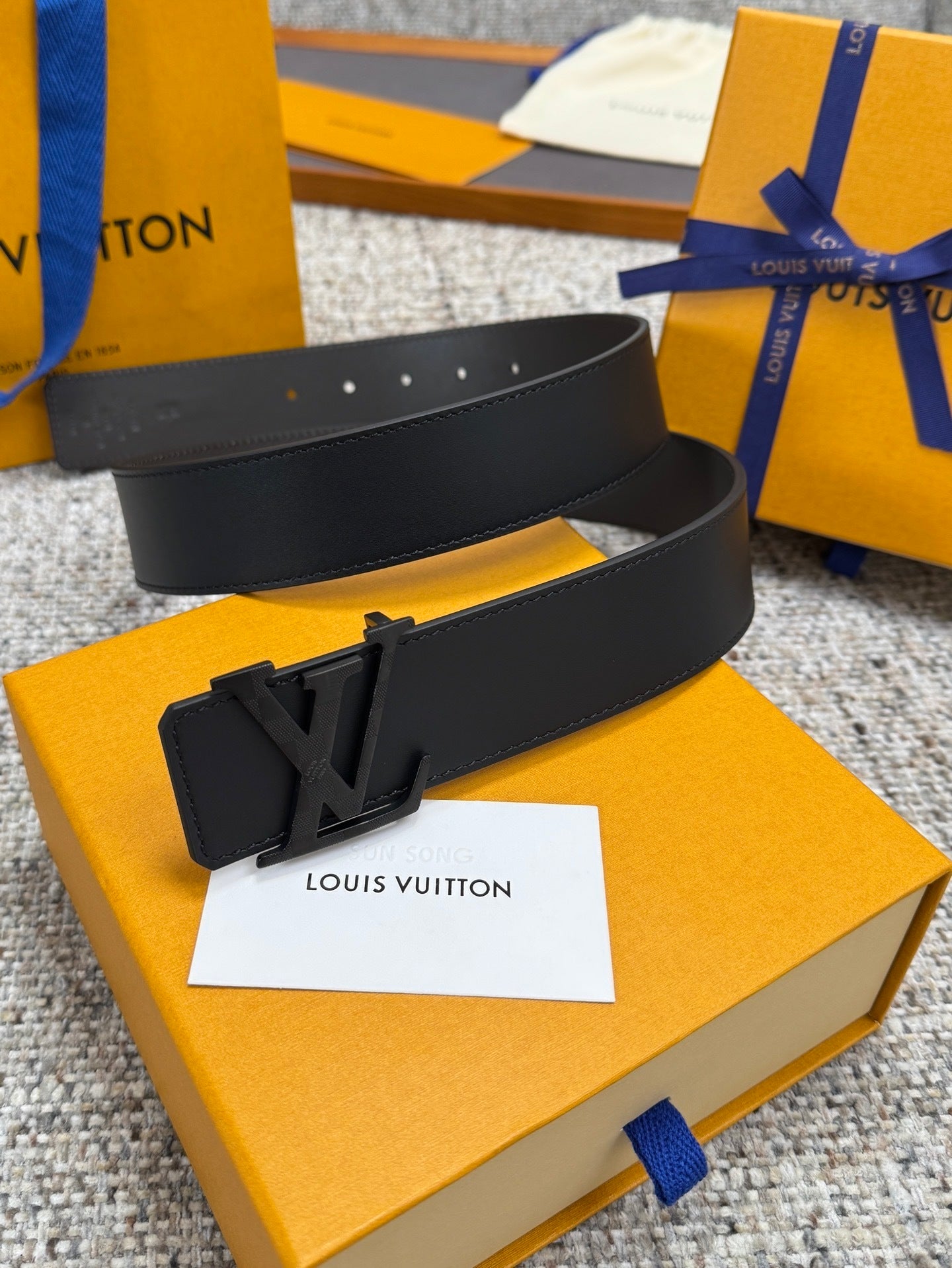 MINIMAL LEATHER BELT – MATTE BUCKLE STYLE