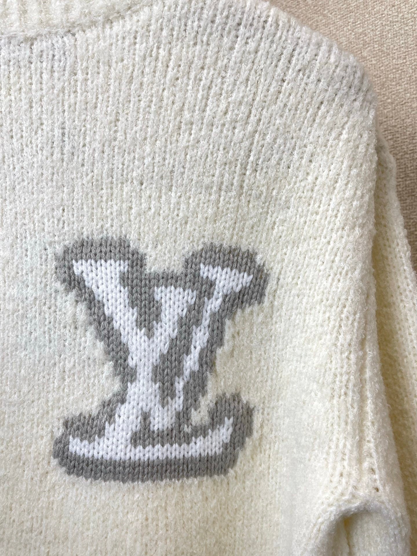 SOFT KNIT CREWNECK SWEATER WITH CONTRAST LETTER DETAIL