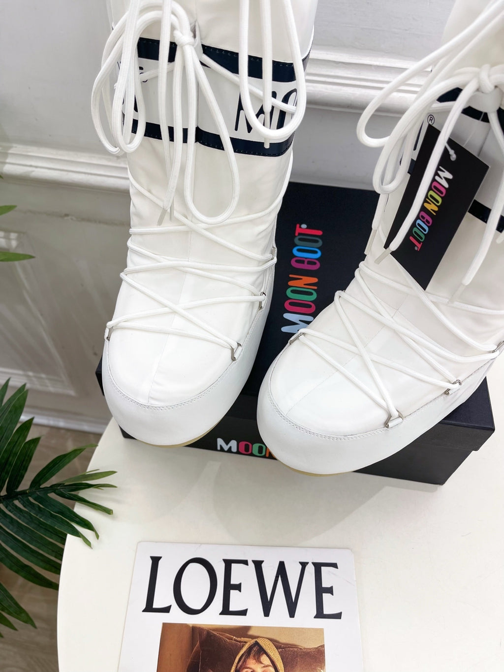 WHITE PADDED WINTER BOOTS WITH LACE-UP DETAIL