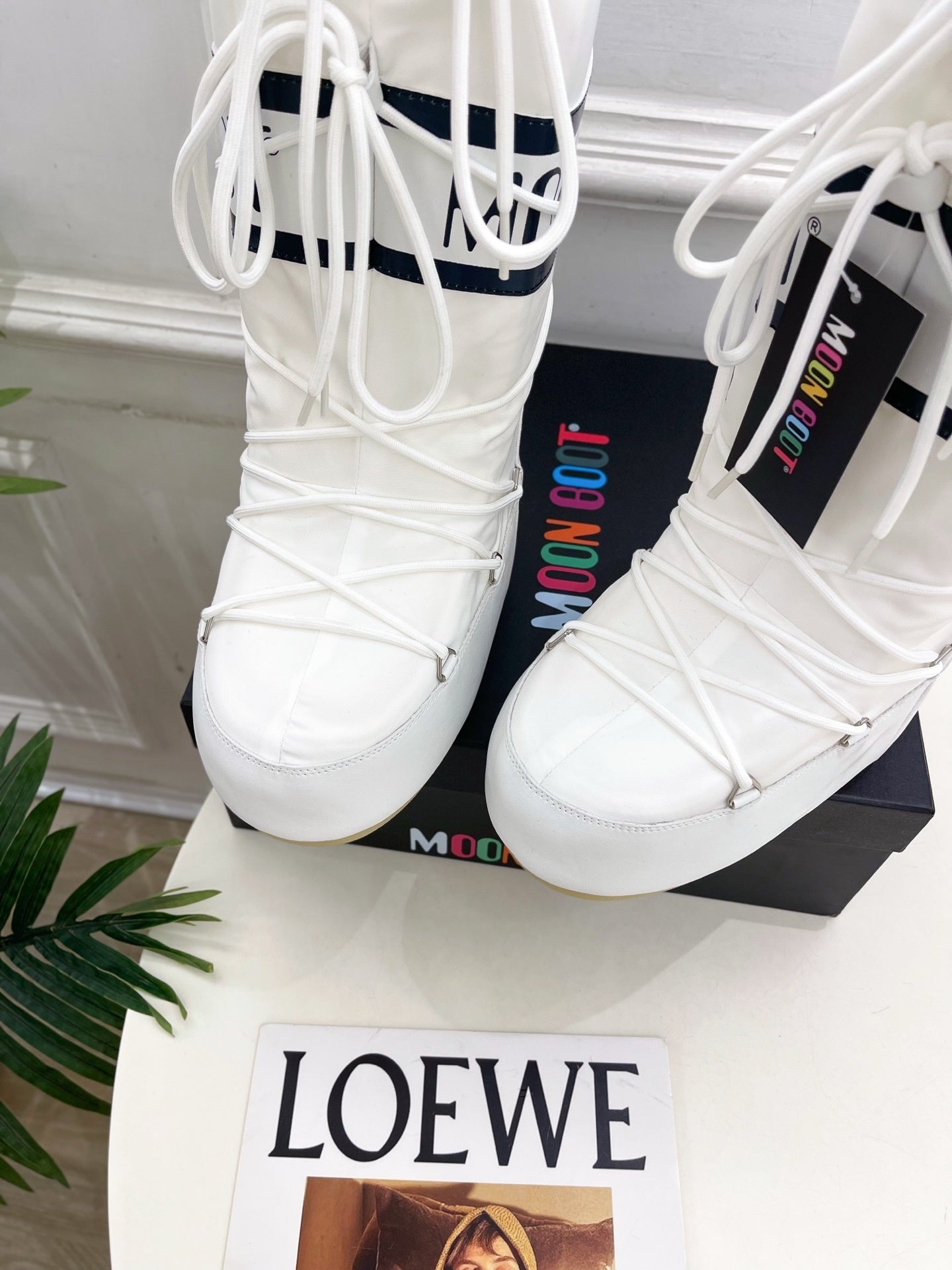 WHITE PADDED WINTER BOOTS WITH LACE-UP DETAIL
