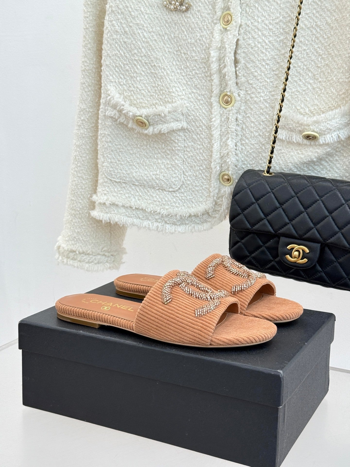 BEIGE TEXTURED SLIDE SANDALS