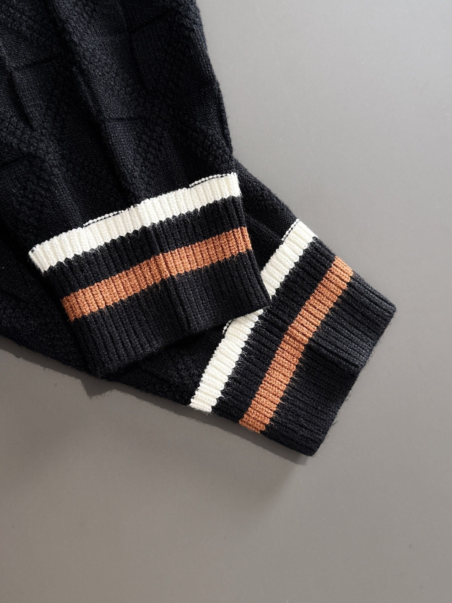 BLACK TEXTURED KNIT SWEATER WITH CONTRAST TRIM