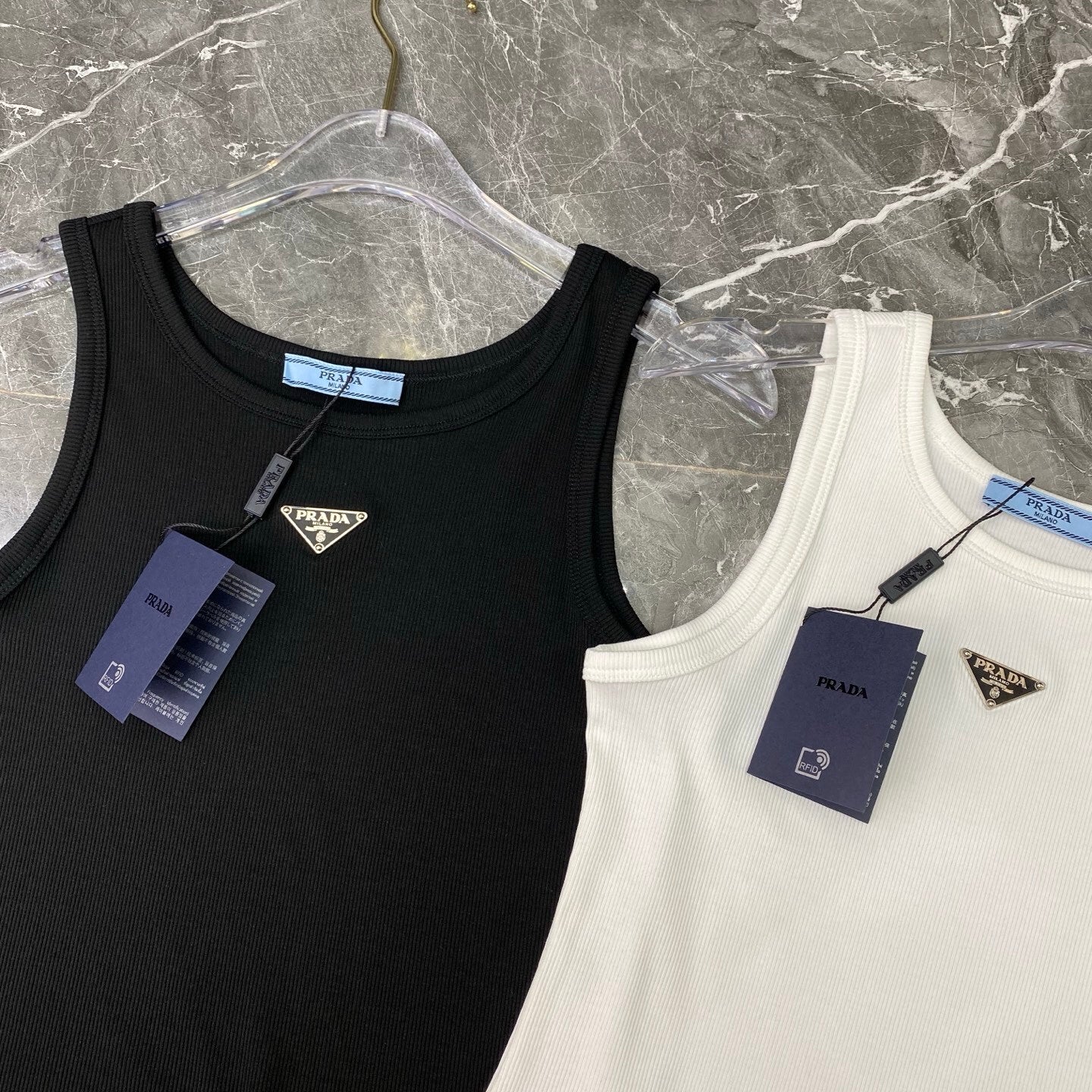 RIBBED BASIC TANK TOP WITH METAL LOGO