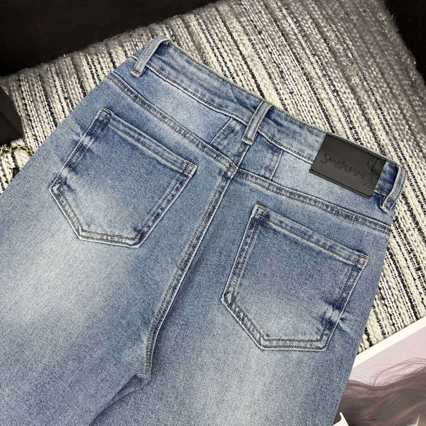 HIGH-RISE STRAIGHT LEG JEANS