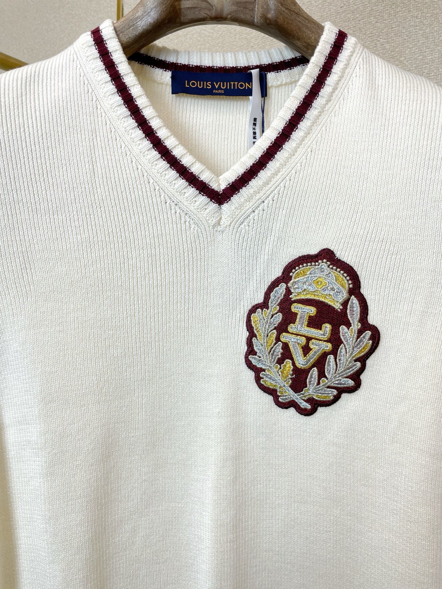 Strickweste mit V-Ausschnitt und gesticktem Wappen