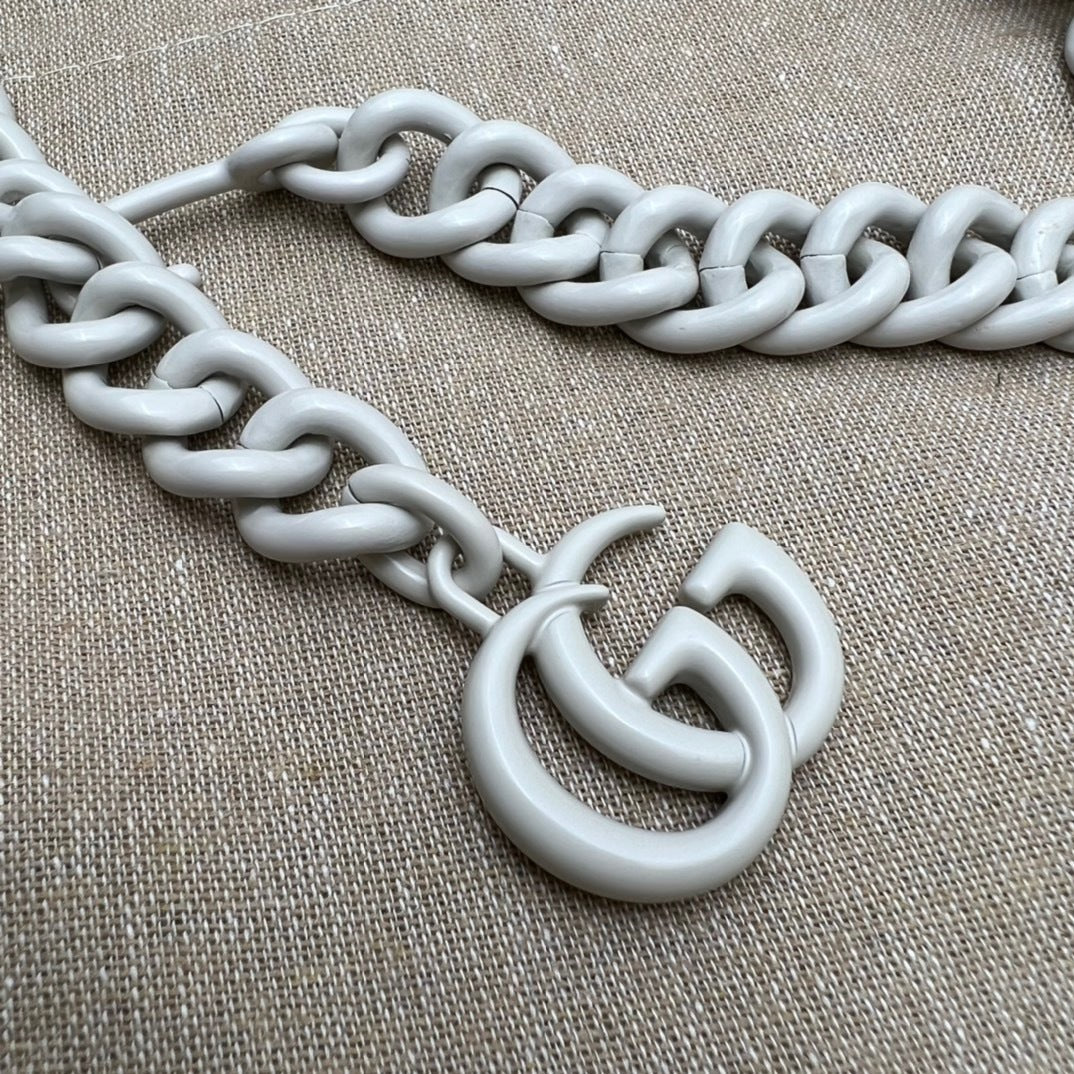 Gesteppte Mini-Schultertasche mit Kette