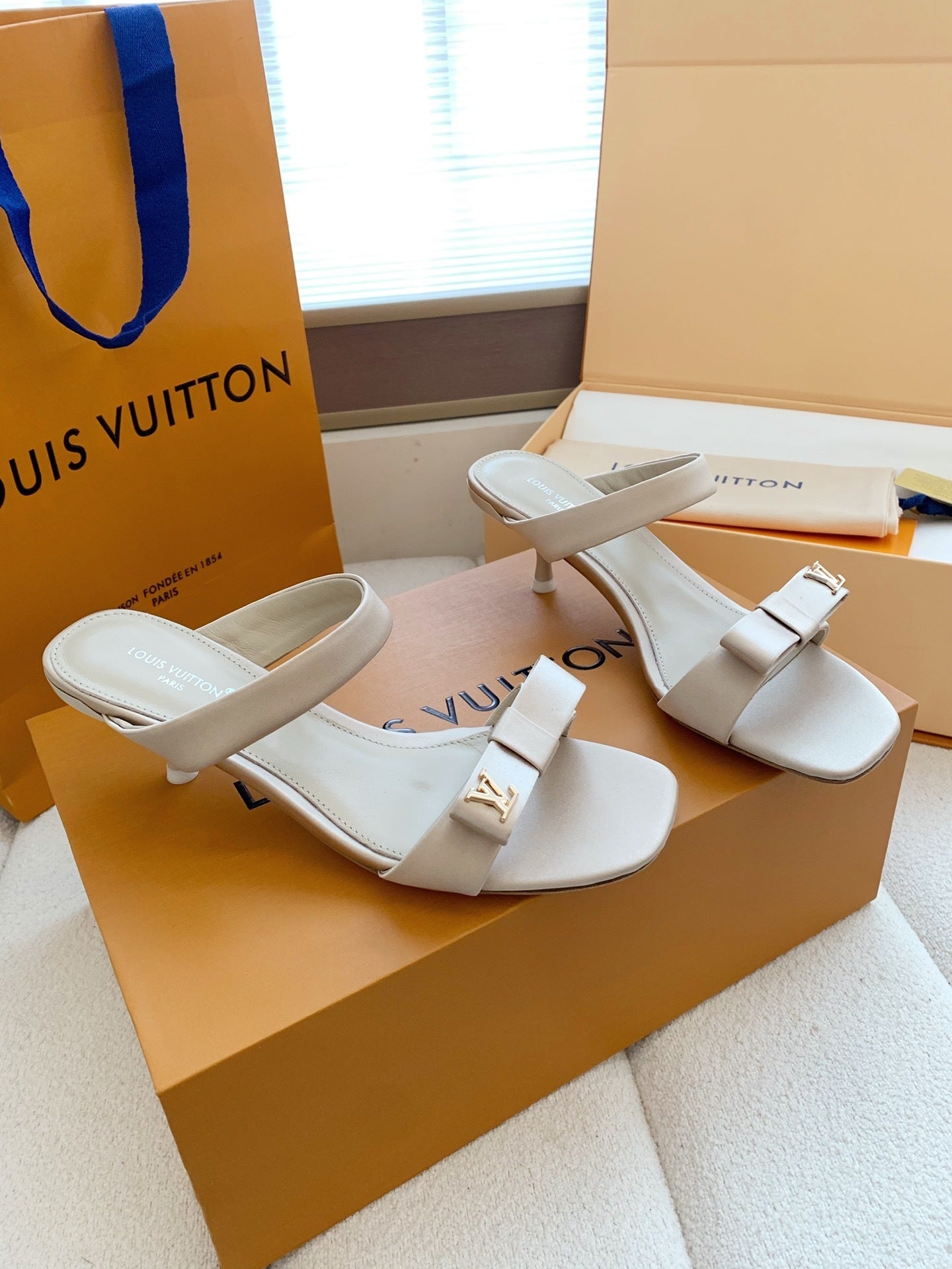BEIGE BOW DETAIL SLIDE HEEL SANDALS