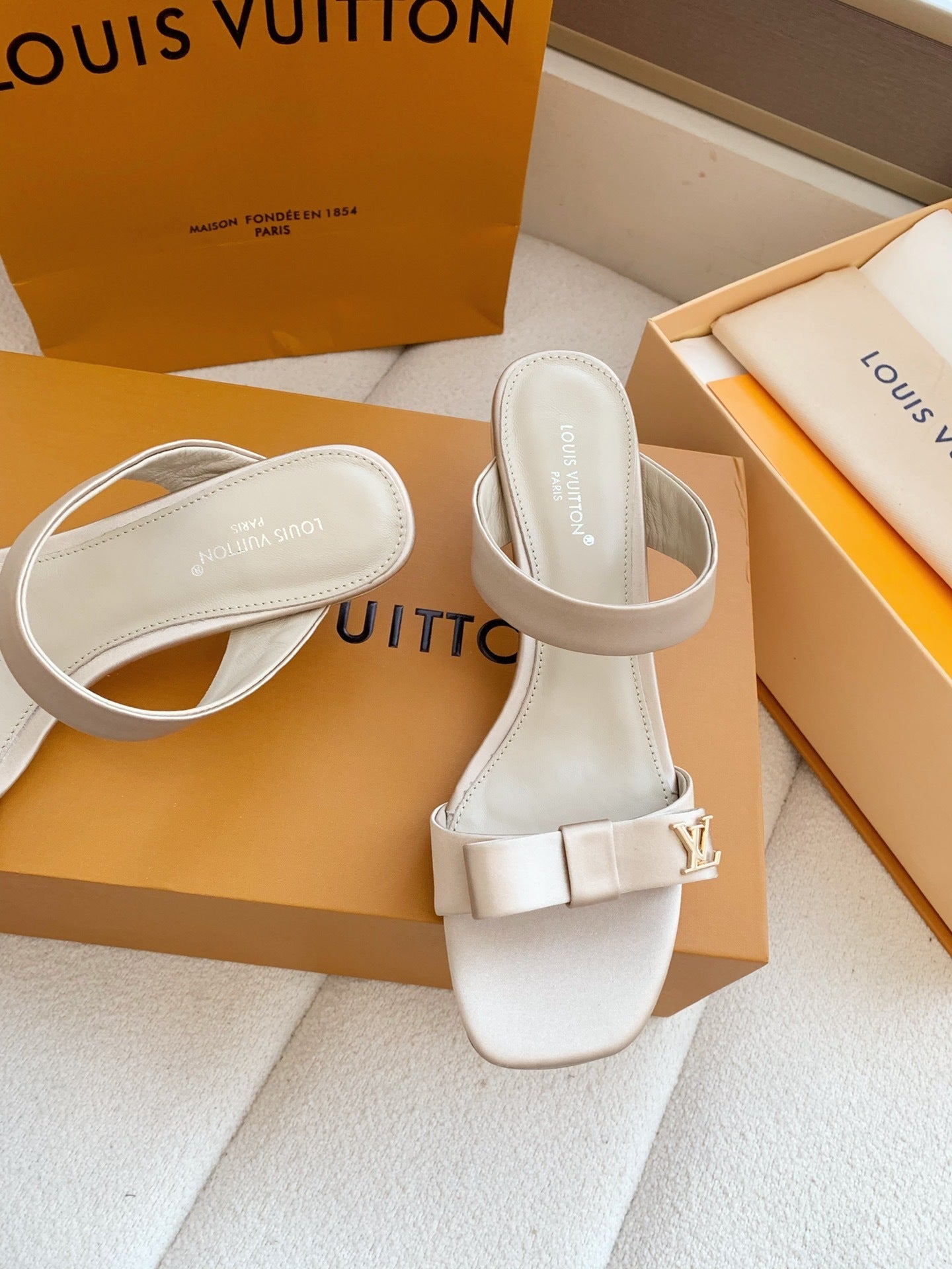 BEIGE BOW DETAIL SLIDE HEEL SANDALS