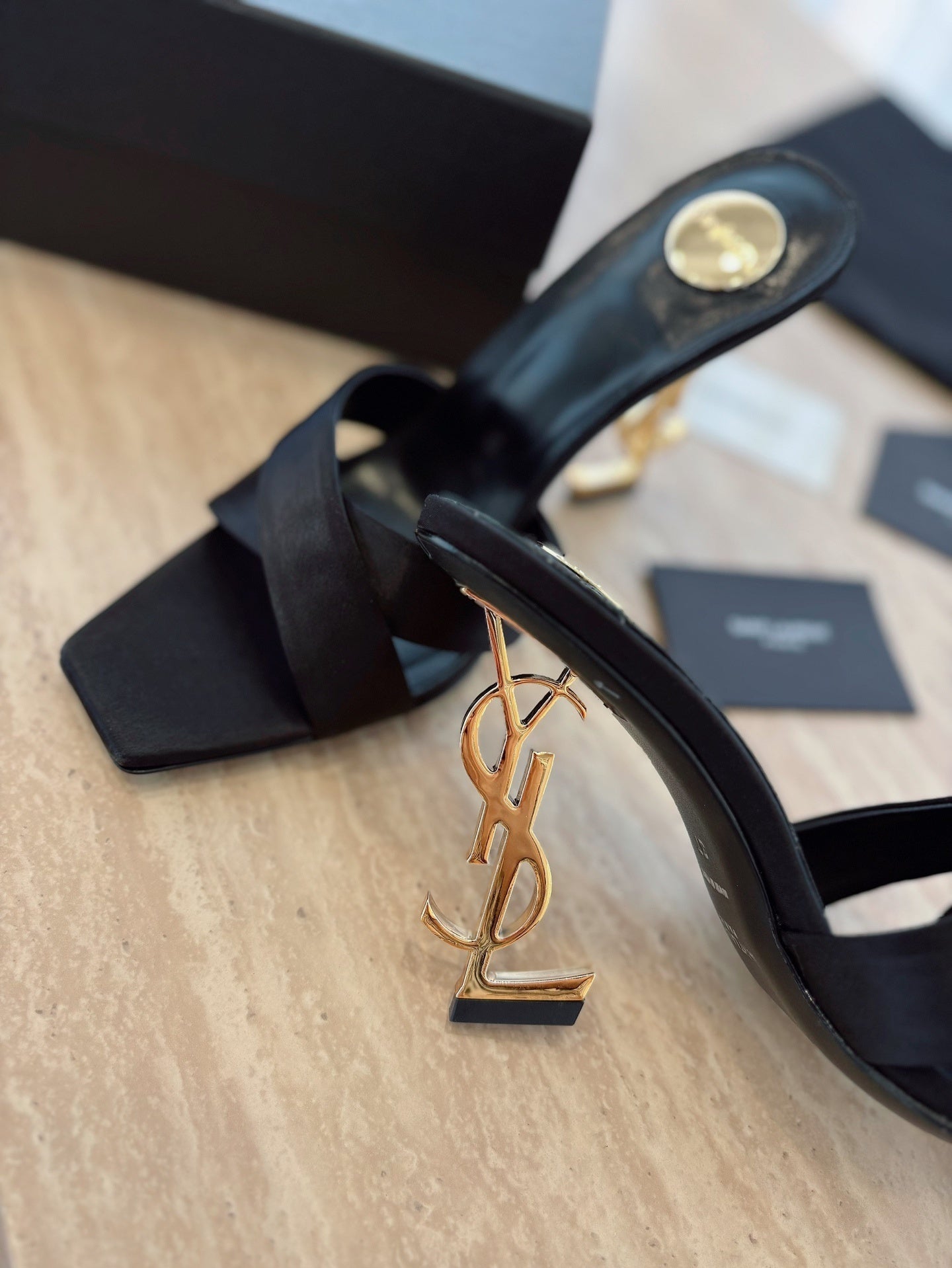 MINIMAL BLACK HEEL SANDALS