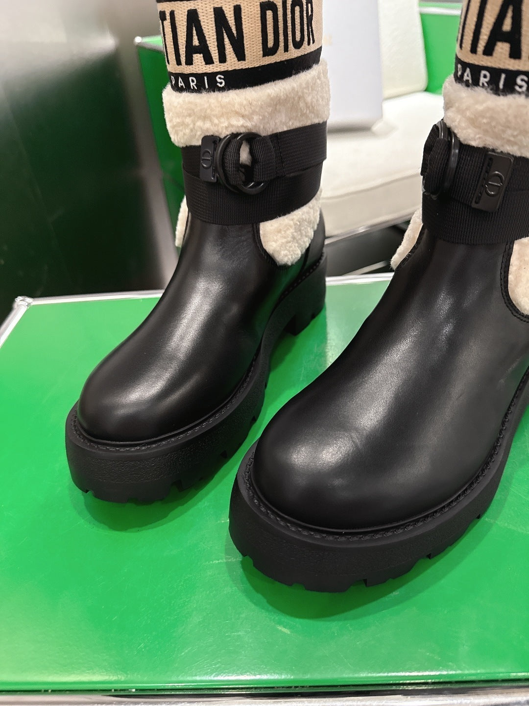 Schwarze Lederstiefel mit Lammfellkragen und dicker Sohle