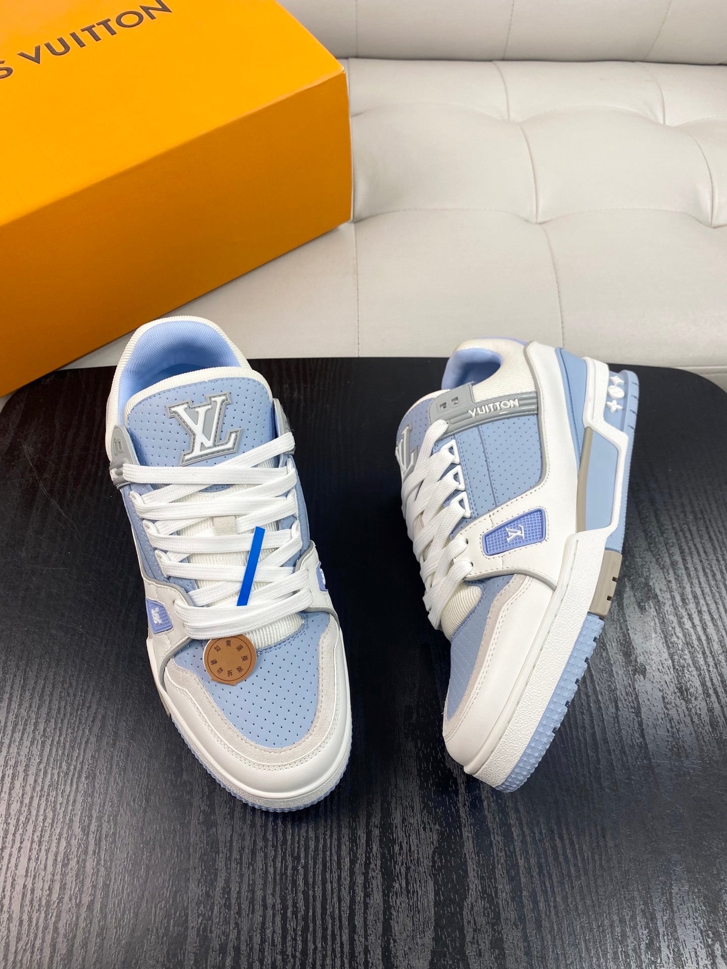 HELLBLAUE UND WEISSE NIEDRIGE SNEAKER MIT PERFORATIONEN