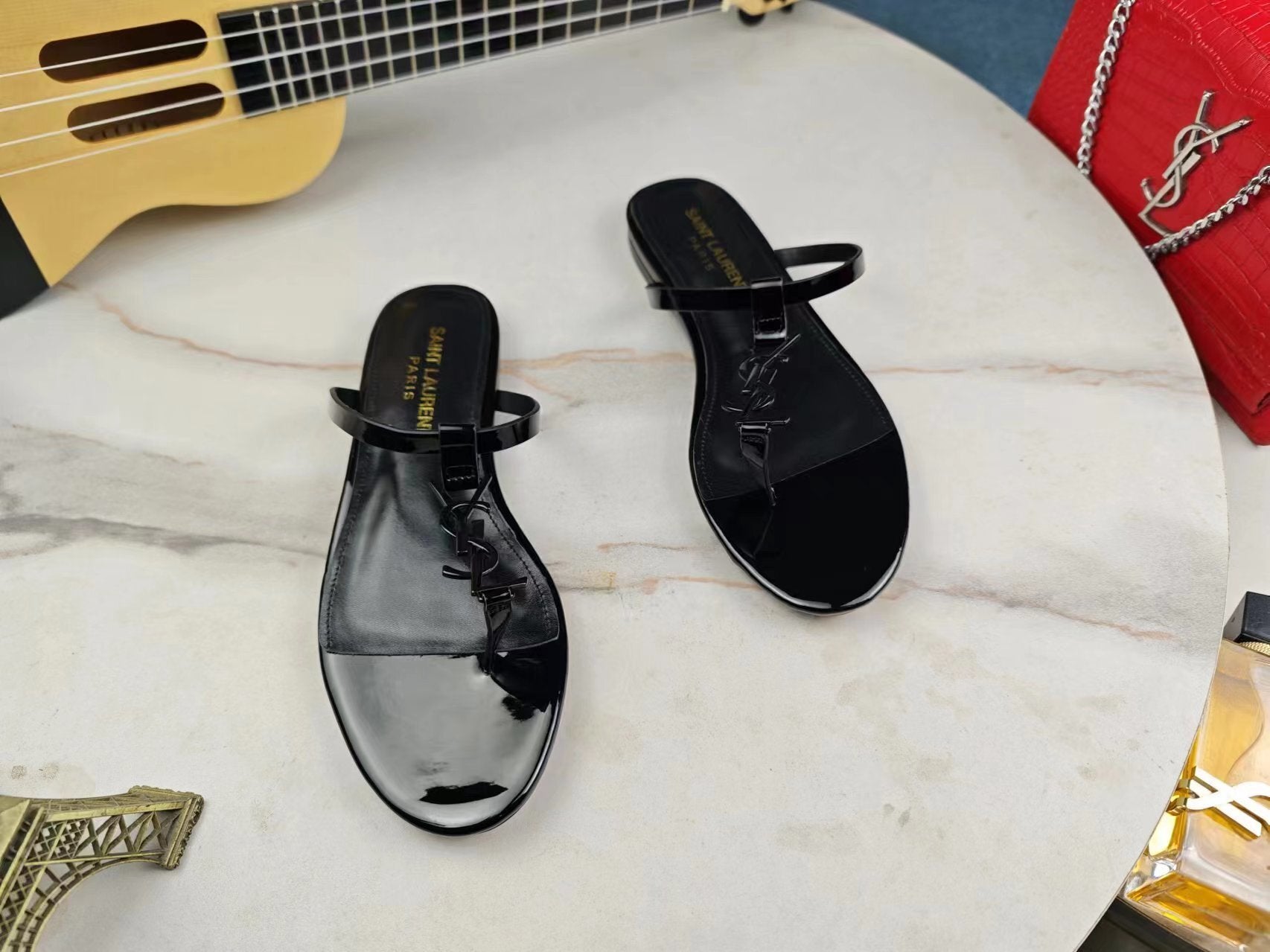 BLACK PATENT FLAT SANDALS WITH MINIMAL STRAP
