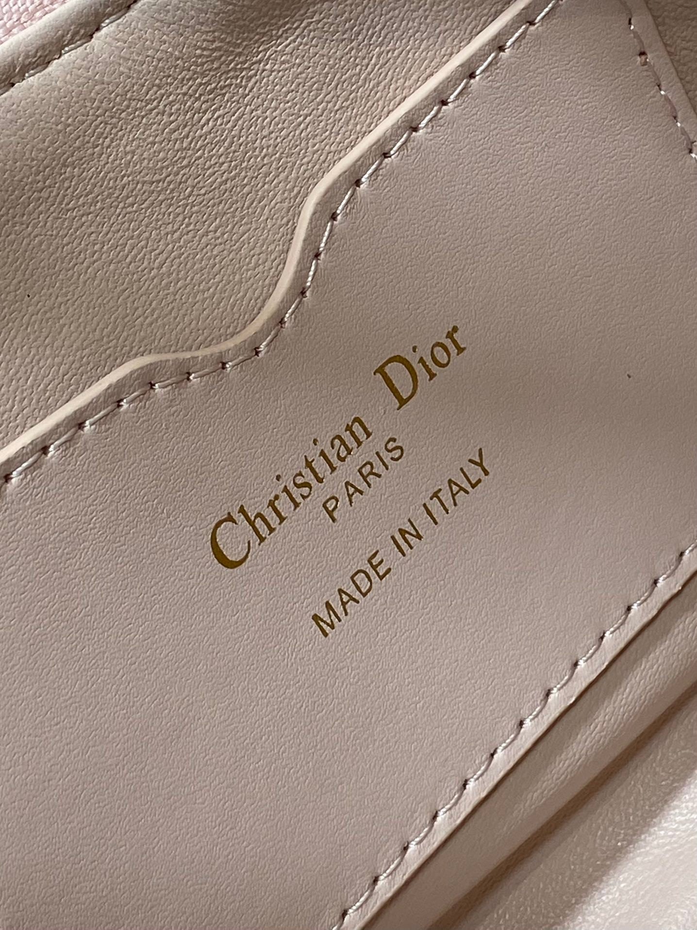 ROSA GESTEPPTE LEDER-HANDTASCHEN MIT OBEREM TRAGEGRIFF