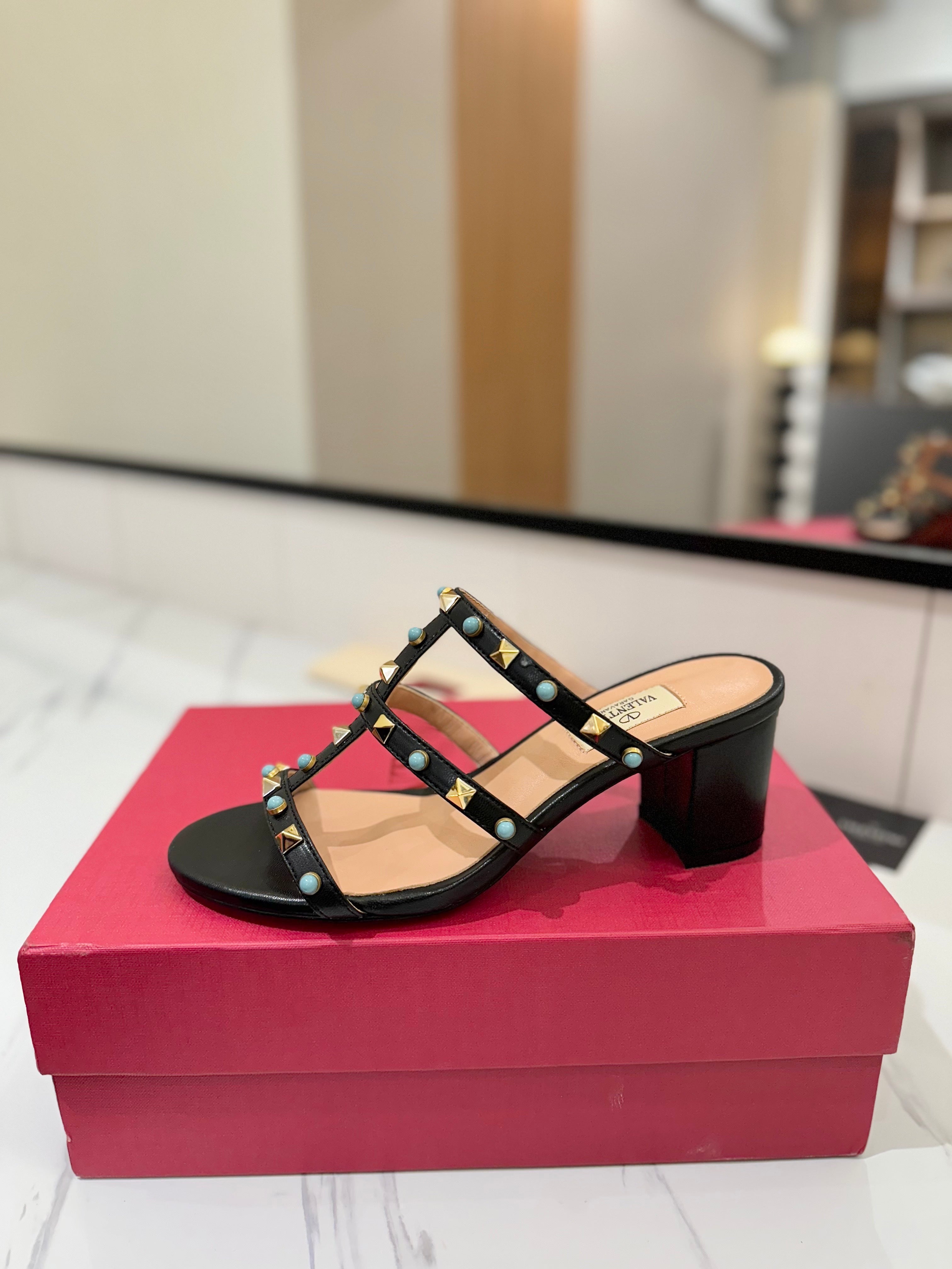 STUDDED STRAP MID-HEEL SANDALS – BLACK WITH TURQUOISE DETAILS