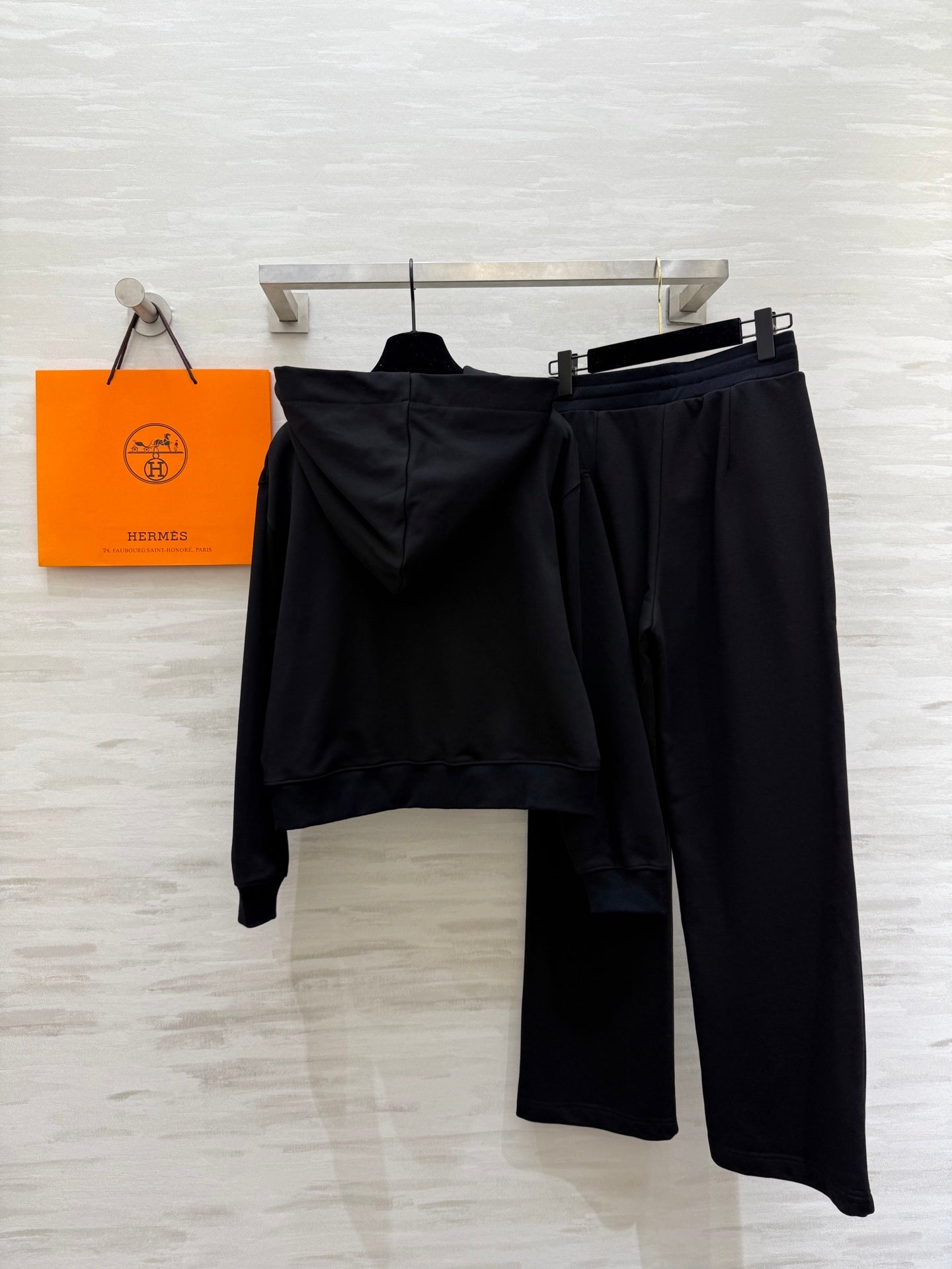 BLACK HOODED SWEATSHIRT AND RELAXED FIT PANTS SET