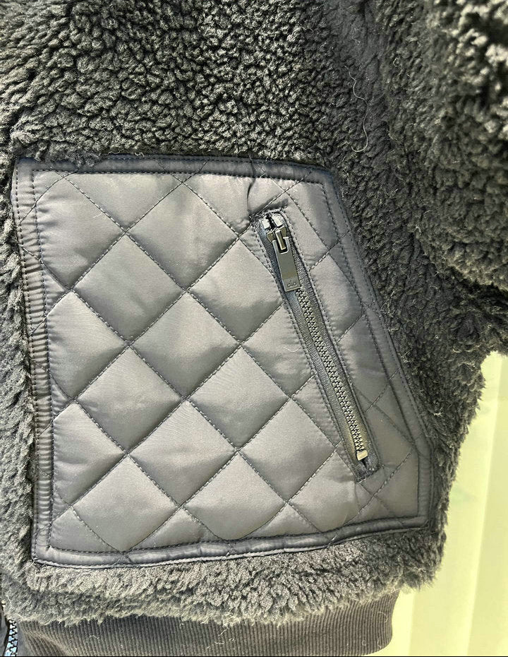 CHAQUETA DE PELUCHE CORTA CON PANELES ACOLCHADOS