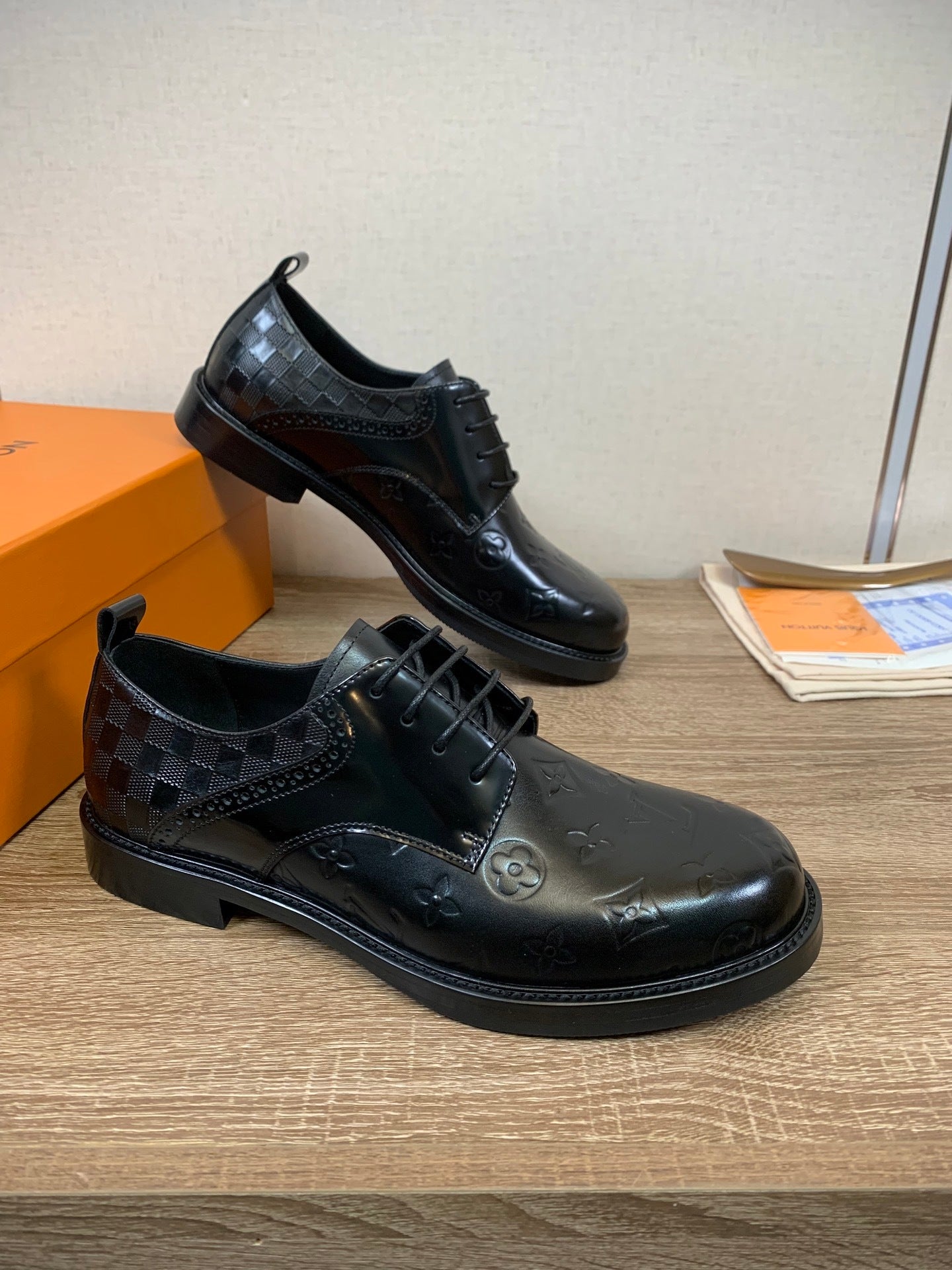 BLACK EMBOSSED LEATHER LACE-UP DRESS SHOES