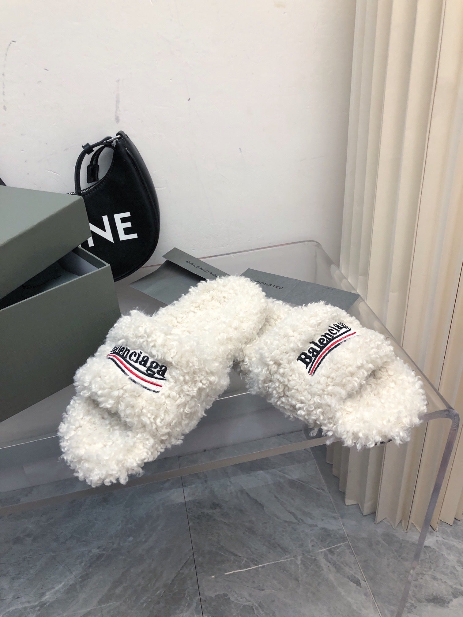 WHITE FLUFFY COMFORT SLIDES