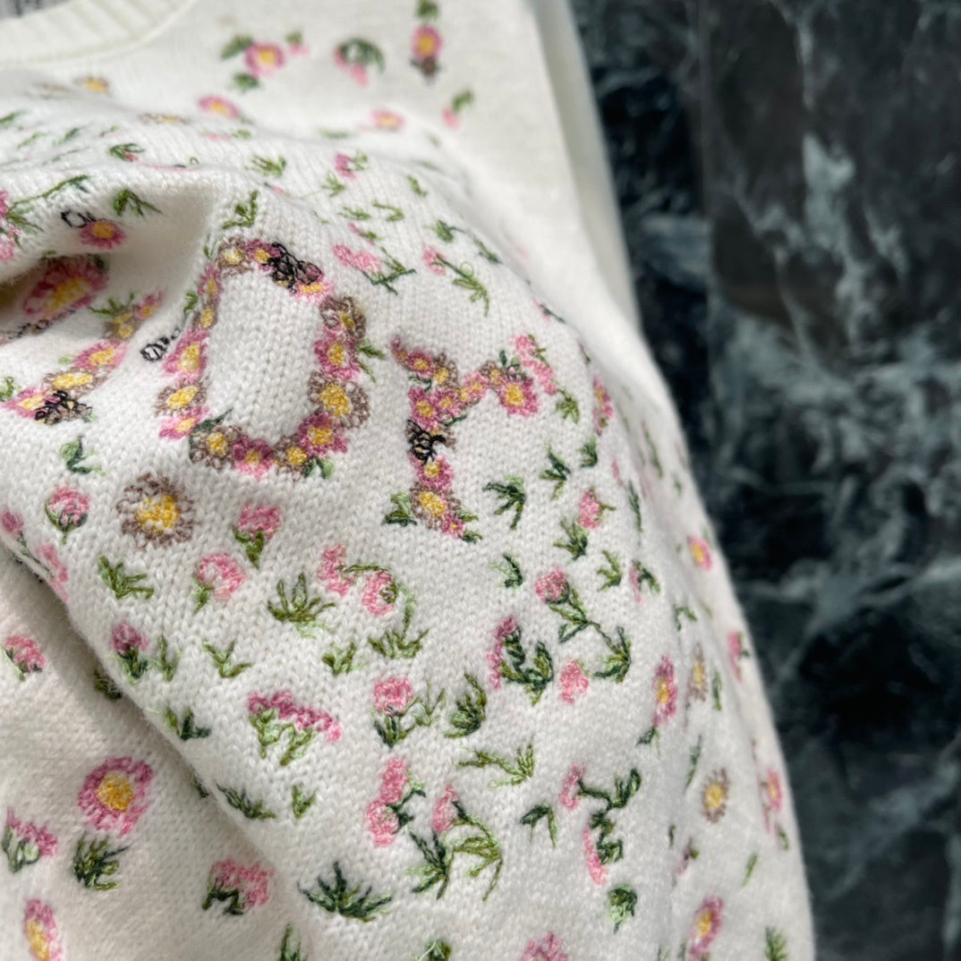 FLORAL EMBROIDERED KNIT TOP