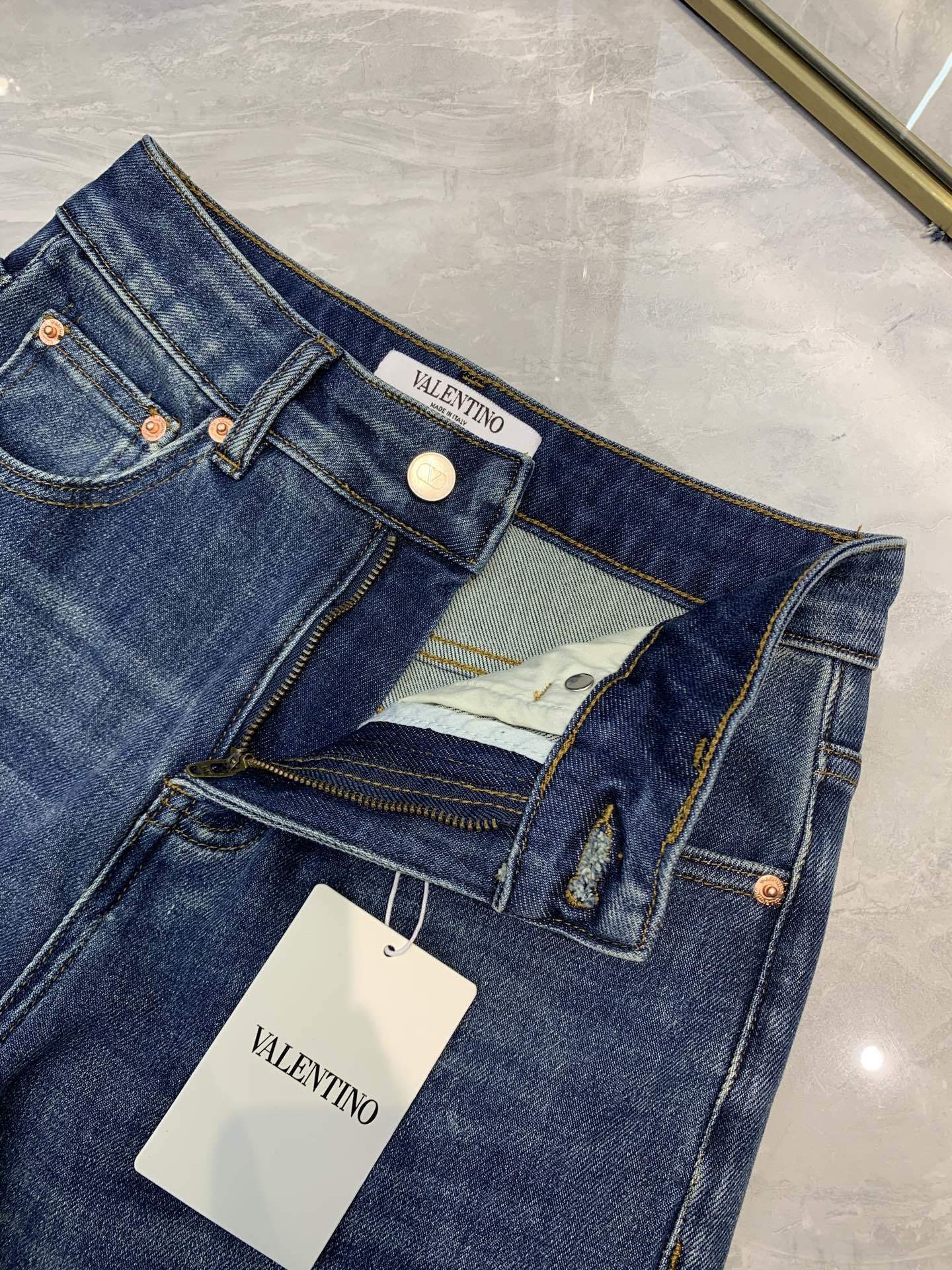 HIGH-WAIST WIDE LEG DENIM JEANS WITH LOGO DETAIL
