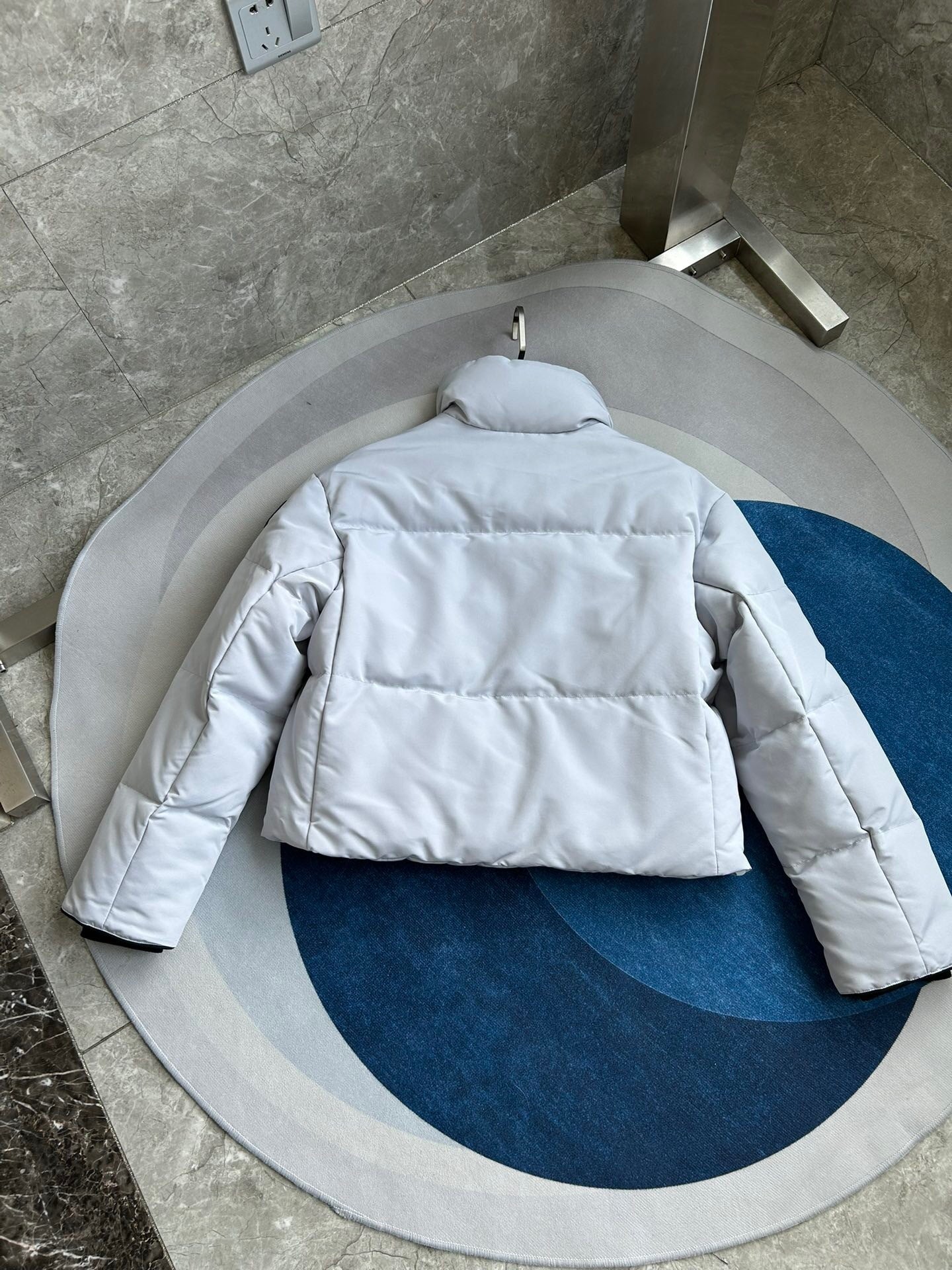 Kurze, wattierte Damen-Daunenjacke mit hohem Kragen