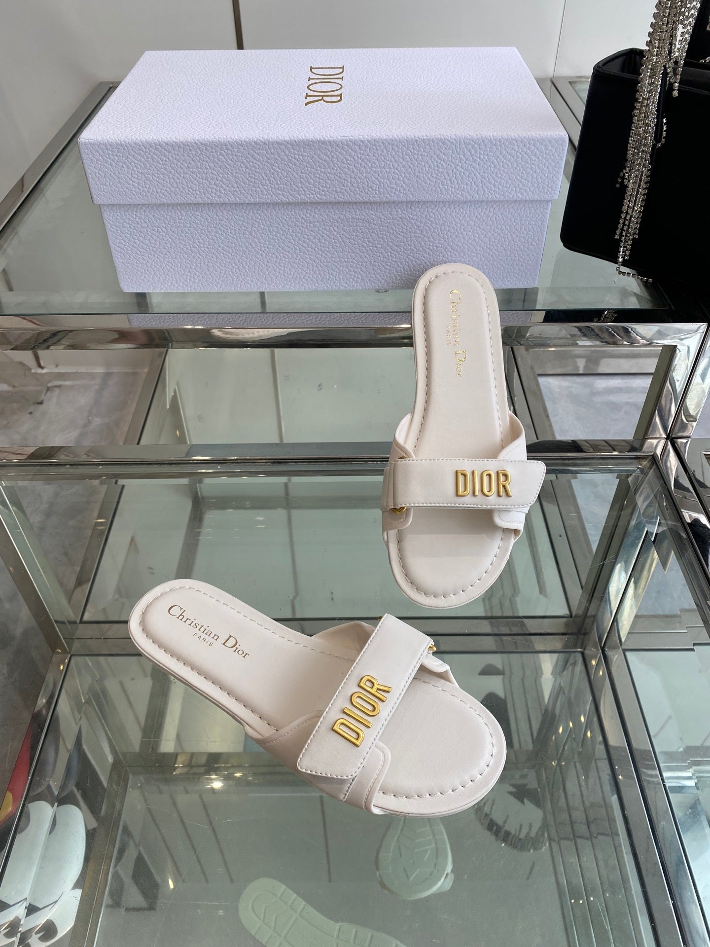 WHITE LOGO STRAP FLAT SLIDES
