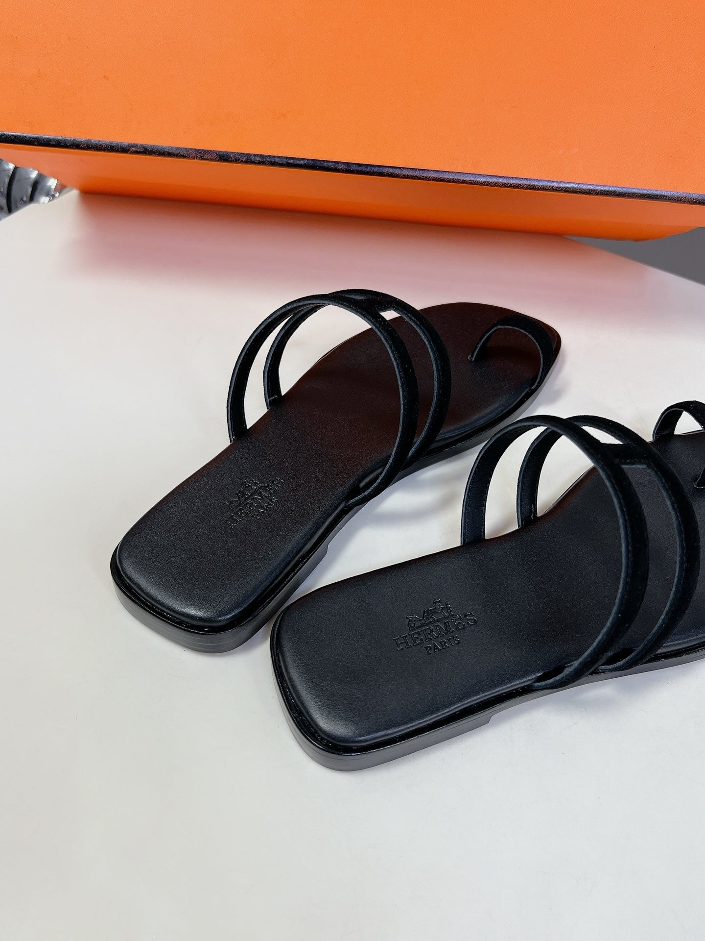 BLACK MINIMAL STRAP SANDALS