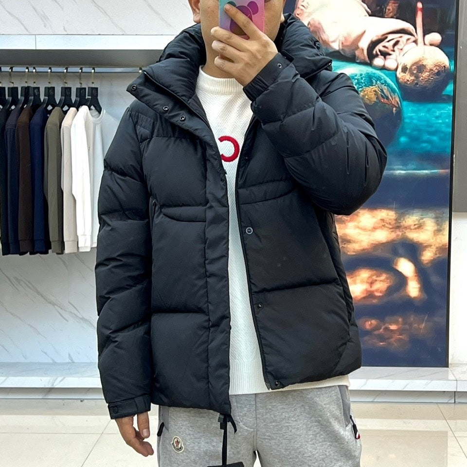 INSULATED BLACK PUFFER JACKET WITH HOODED DESIGN