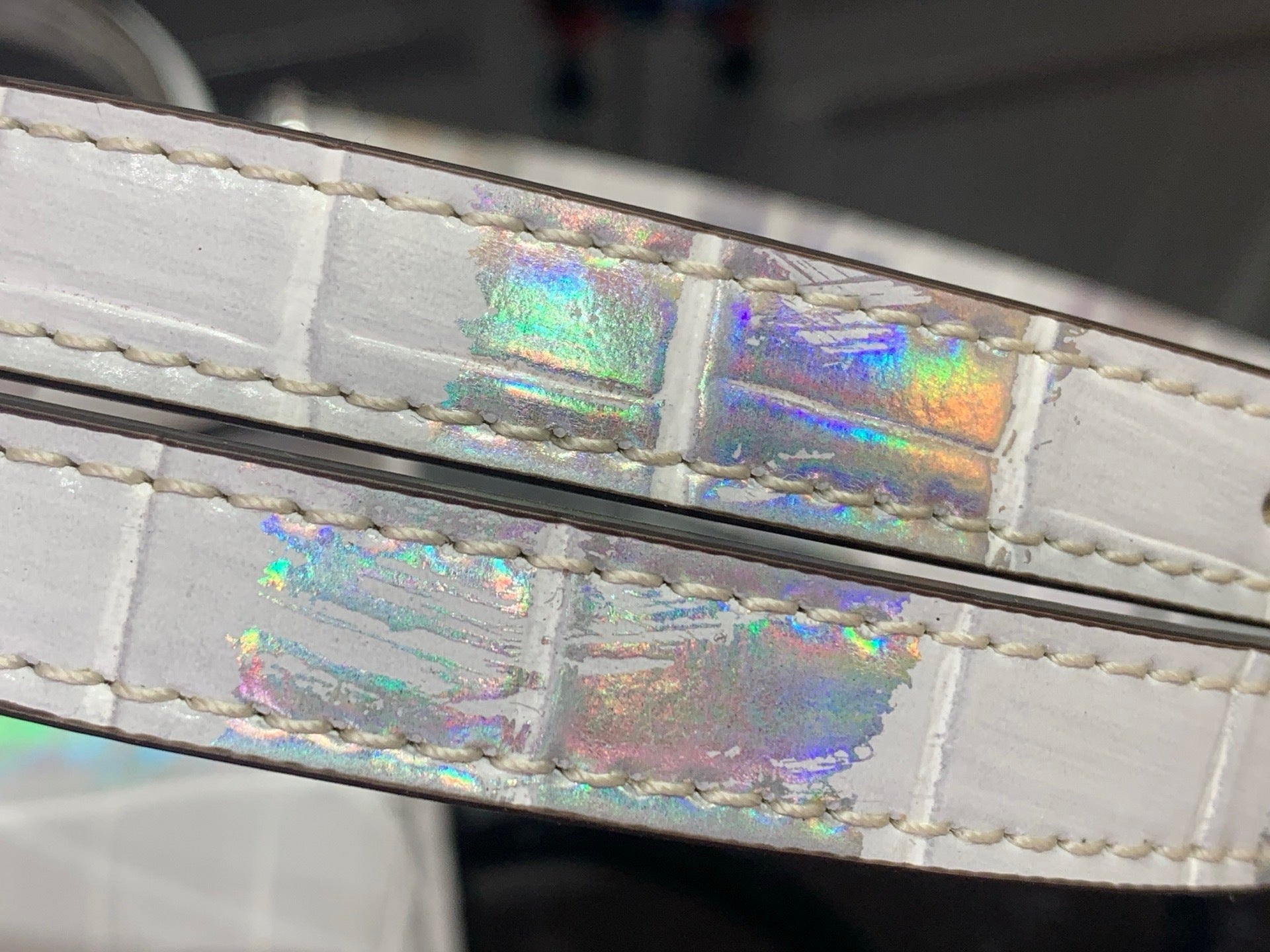 IRIDESCINIERENDE, GEPRÄGTE TASCHE MIT GRIFF