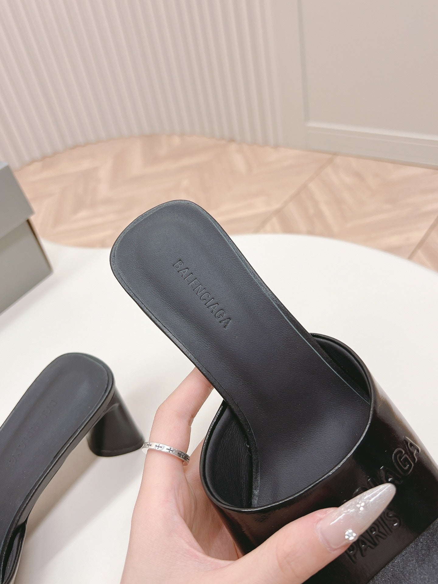 BLACK MINIMAL BLOCK HEEL MULES