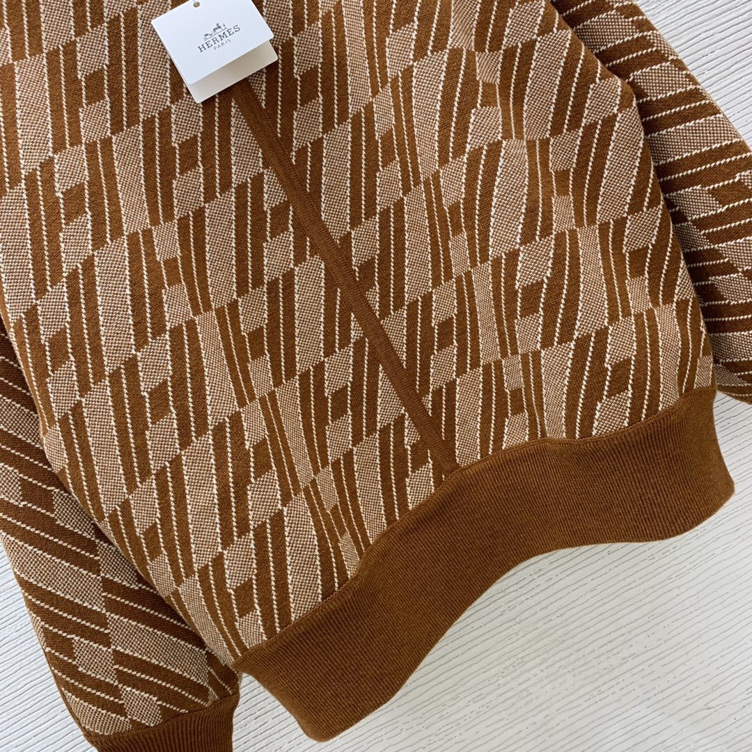GEOMETRIC JACQUARD KNIT SWEATER IN WARM BROWN TONES