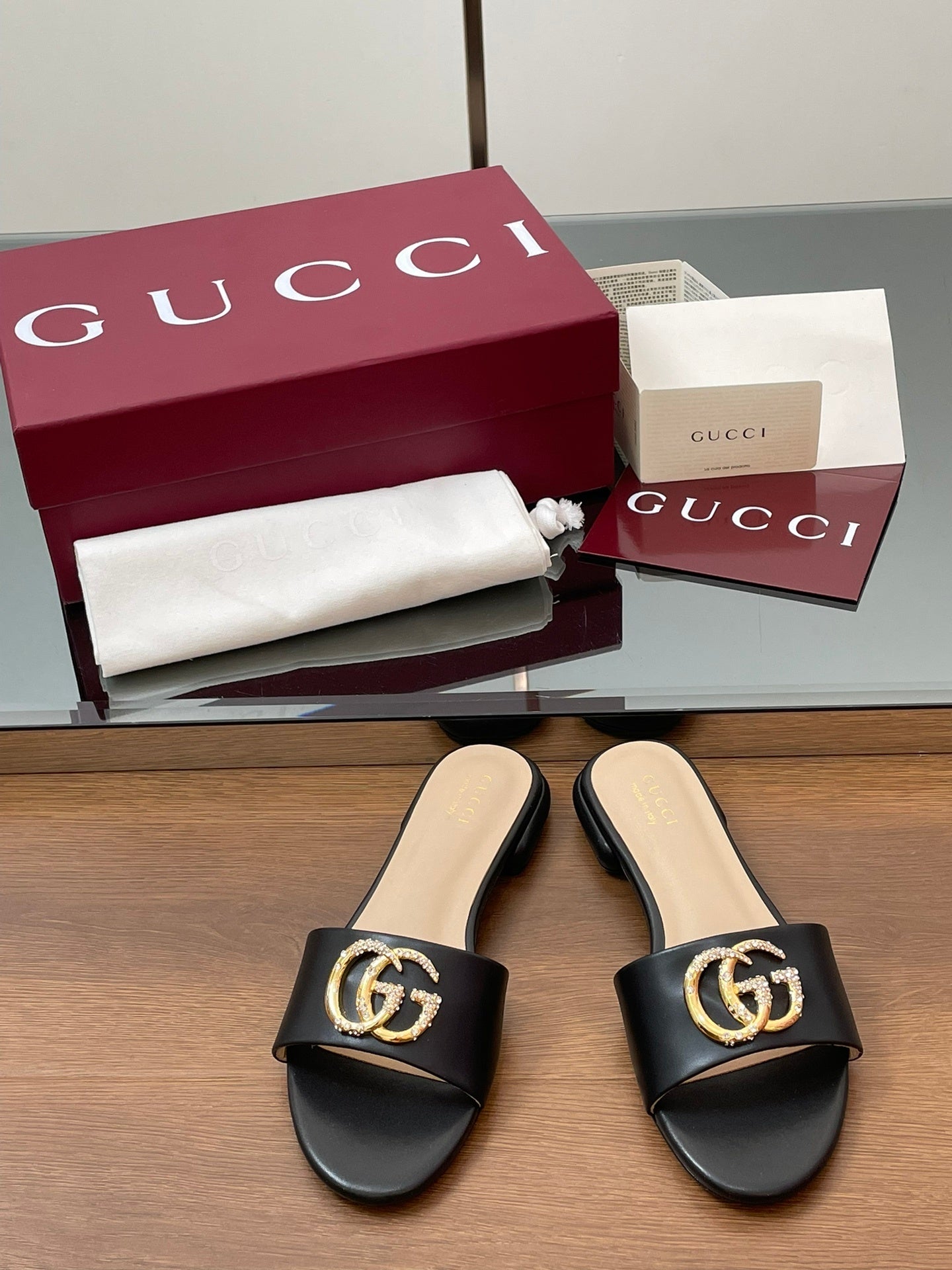 BLACK METALLIC LOGO FLAT SLIDES