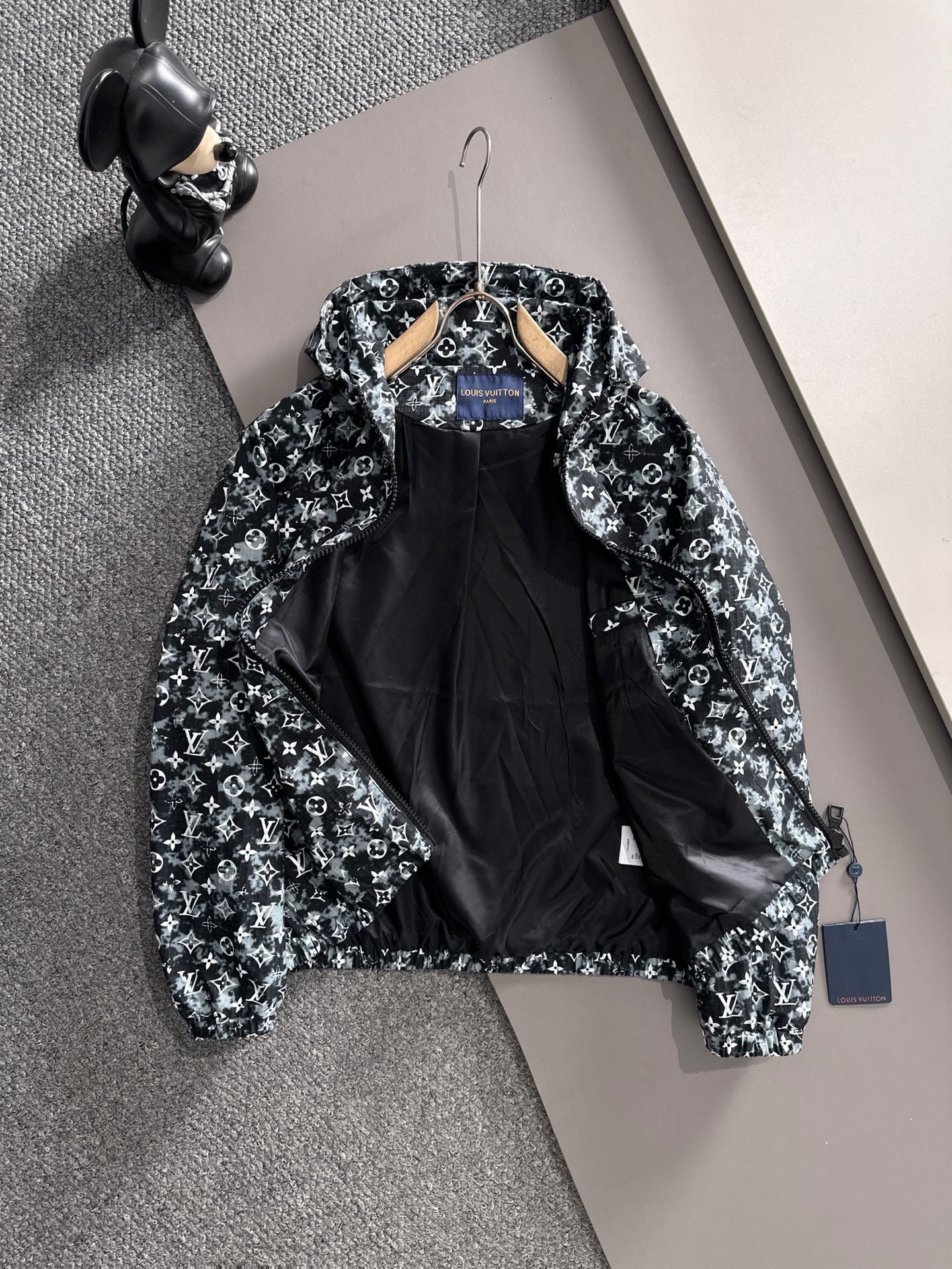 Kapuzenjacke mit Reißverschluss und durchgehendem Kontrastmuster