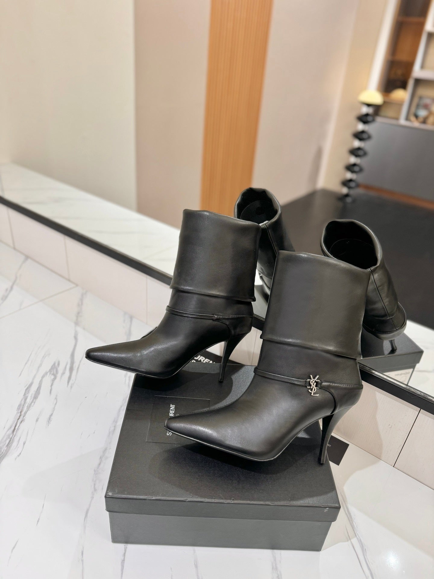 BLACK POINTED HEEL BOOTS