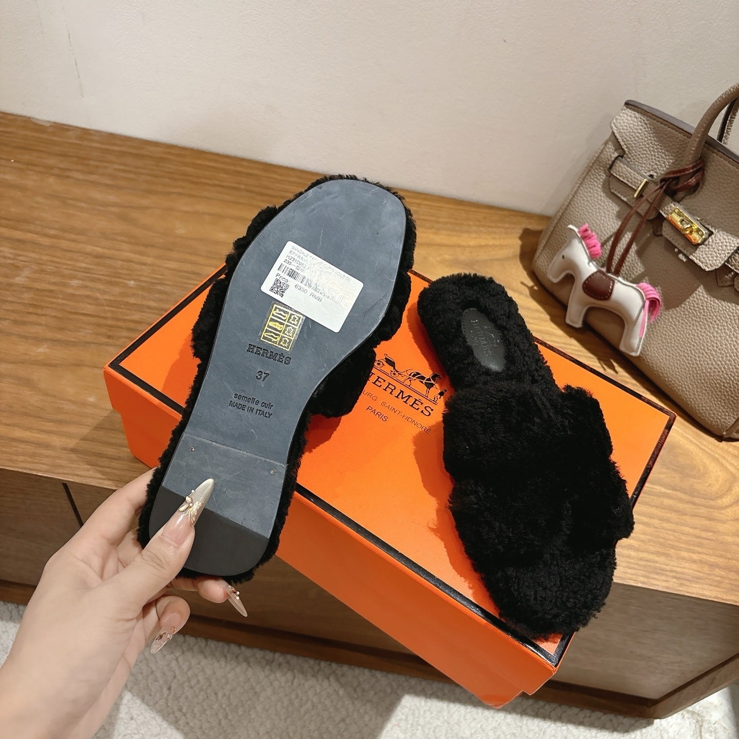 BLACK FAUX FUR SLIDE SLIPPERS